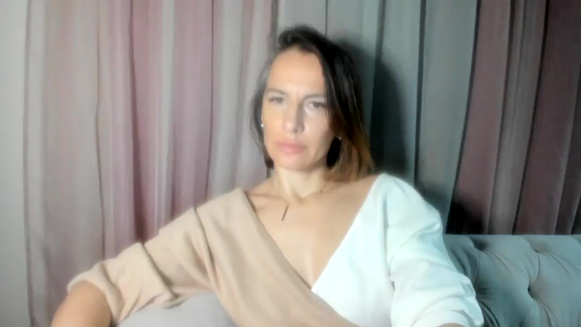 Gallery image thumbnail from Aarte_miss's myfreecams stream on, 11/23/2024, 22:05 image 10 of 20