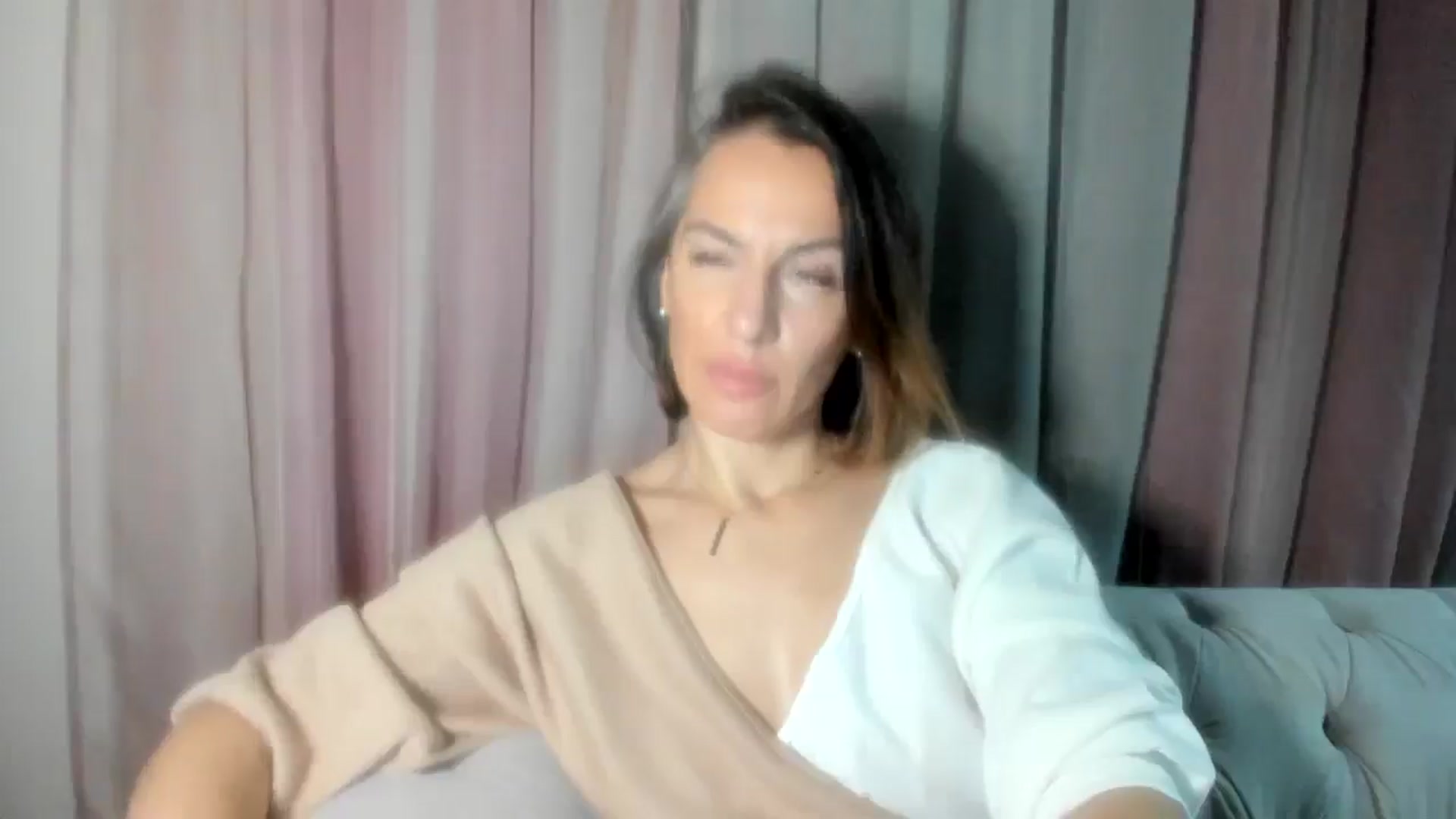 Gallery image thumbnail from Aarte_miss's myfreecams stream on, 11/23/2024, 22:05 image 12 of 20