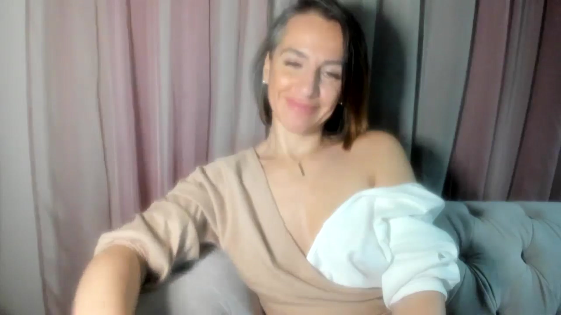 Gallery image thumbnail from Aarte_miss's myfreecams stream on, 11/23/2024, 22:30 image 6 of 20