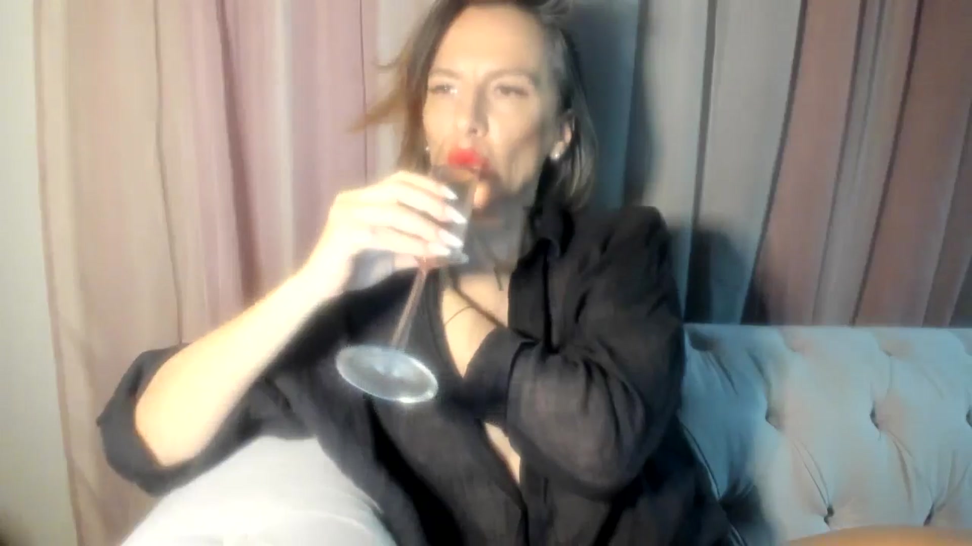 Gallery image thumbnail from Aarte_miss's myfreecams stream on, 11/25/2024, 24:00 image 20 of 20