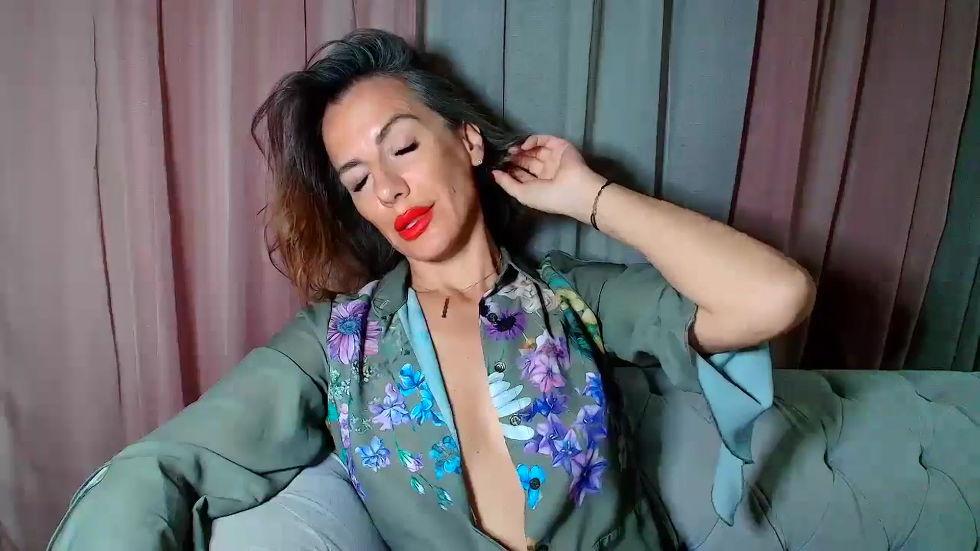 Gallery image thumbnail from Aarte_miss's myfreecams stream on, 12/16/2024, 02:26 image 8 of 20