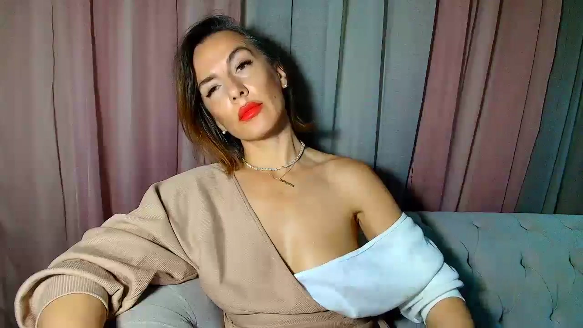 Gallery image thumbnail from Aarte_miss's myfreecams stream on, 12/23/2024, 24:18 image 15 of 20