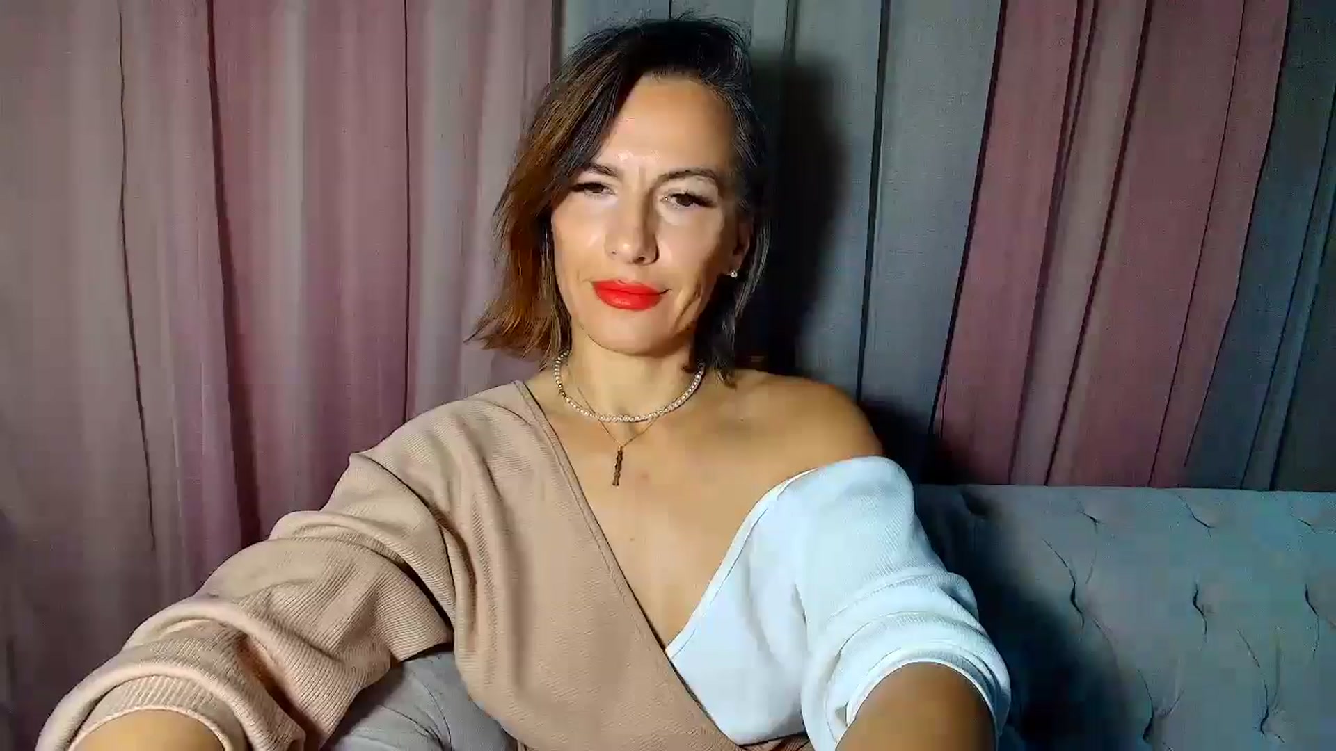 Gallery image thumbnail from Aarte_miss's myfreecams stream on, 12/23/2024, 24:18 image 18 of 20