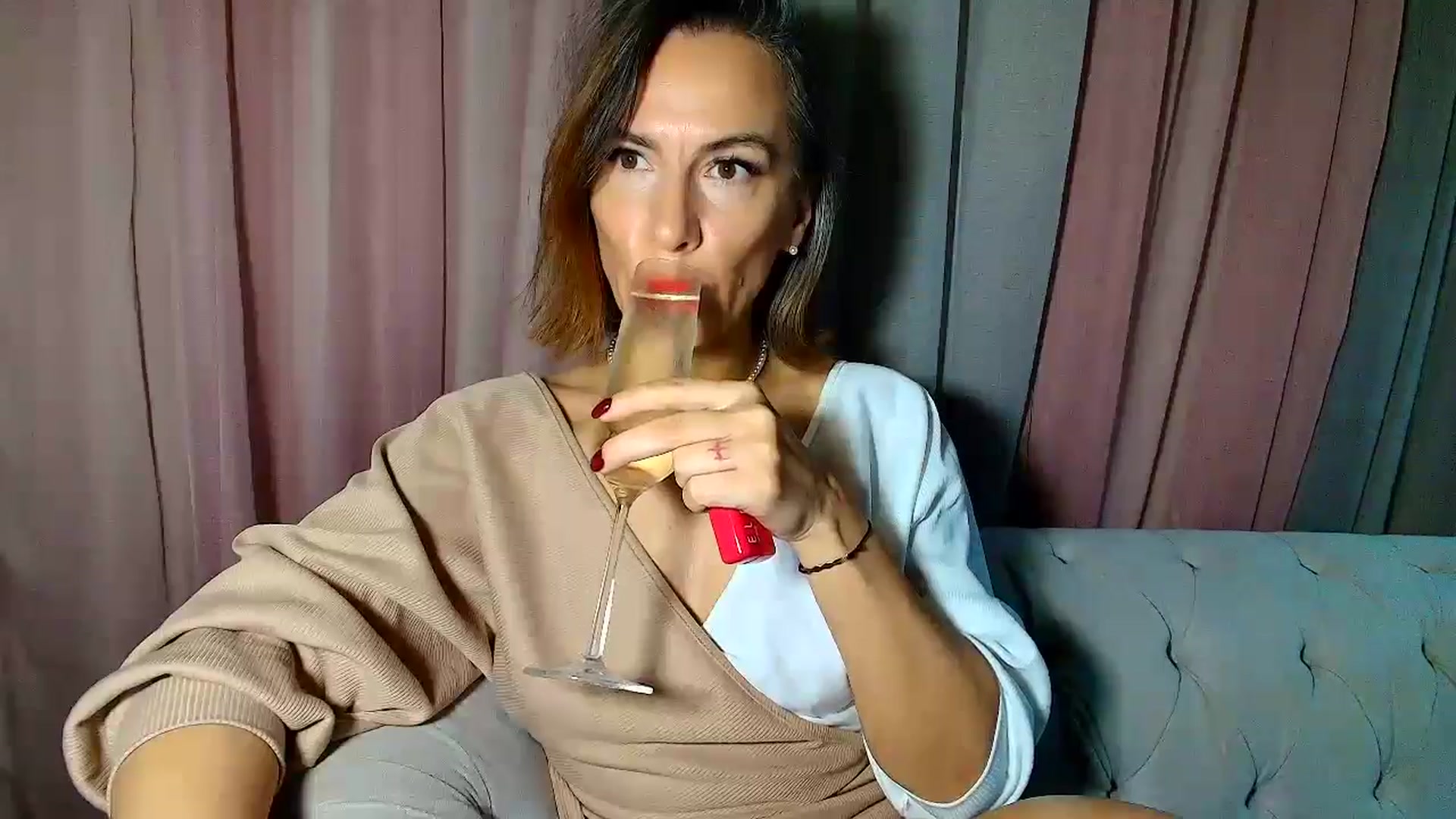Gallery image thumbnail from Aarte_miss's myfreecams stream on, 12/23/2024, 24:18 image 14 of 20