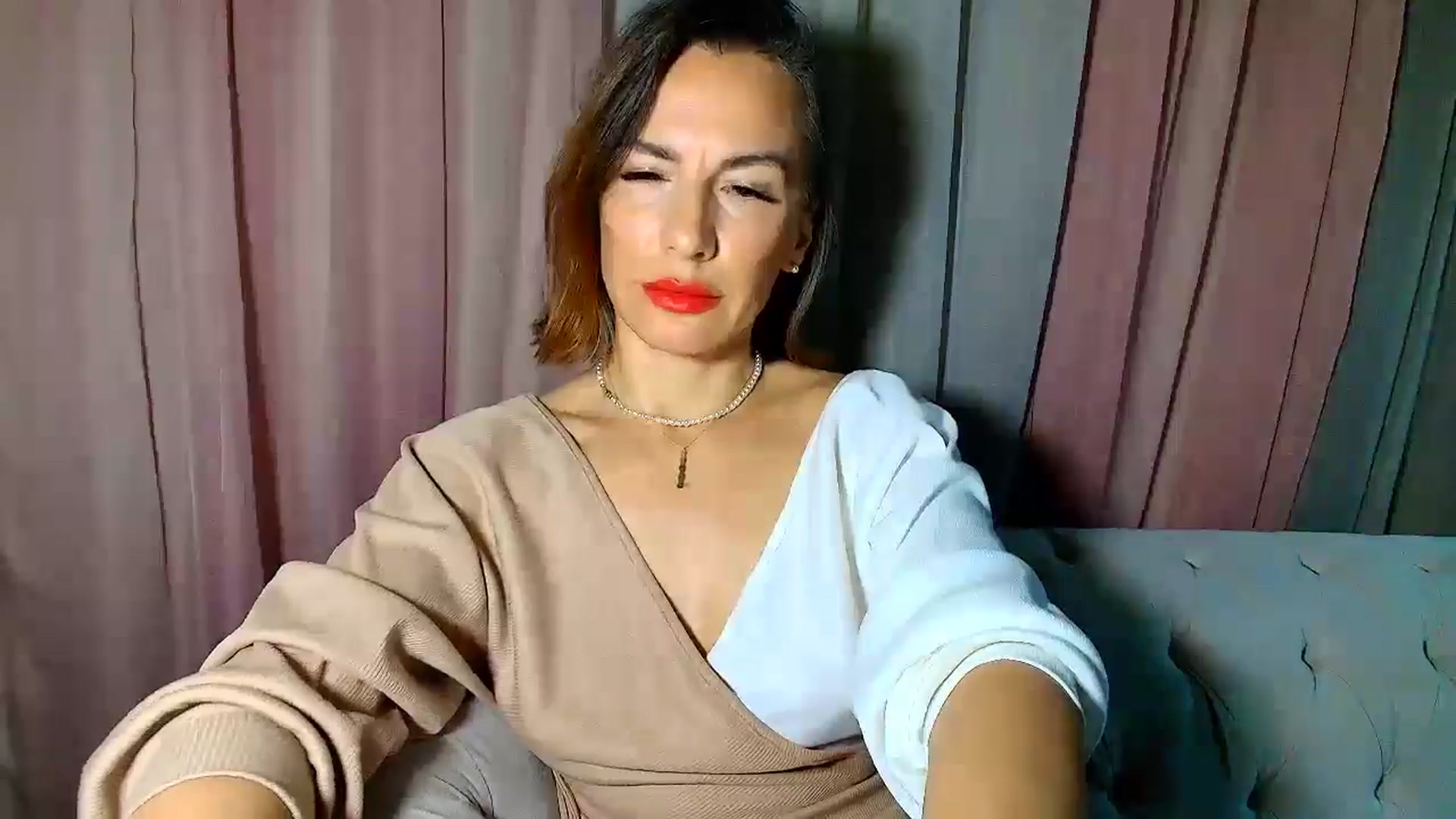 Gallery image thumbnail from Aarte_miss's myfreecams stream on, 12/23/2024, 24:18 image 8 of 20