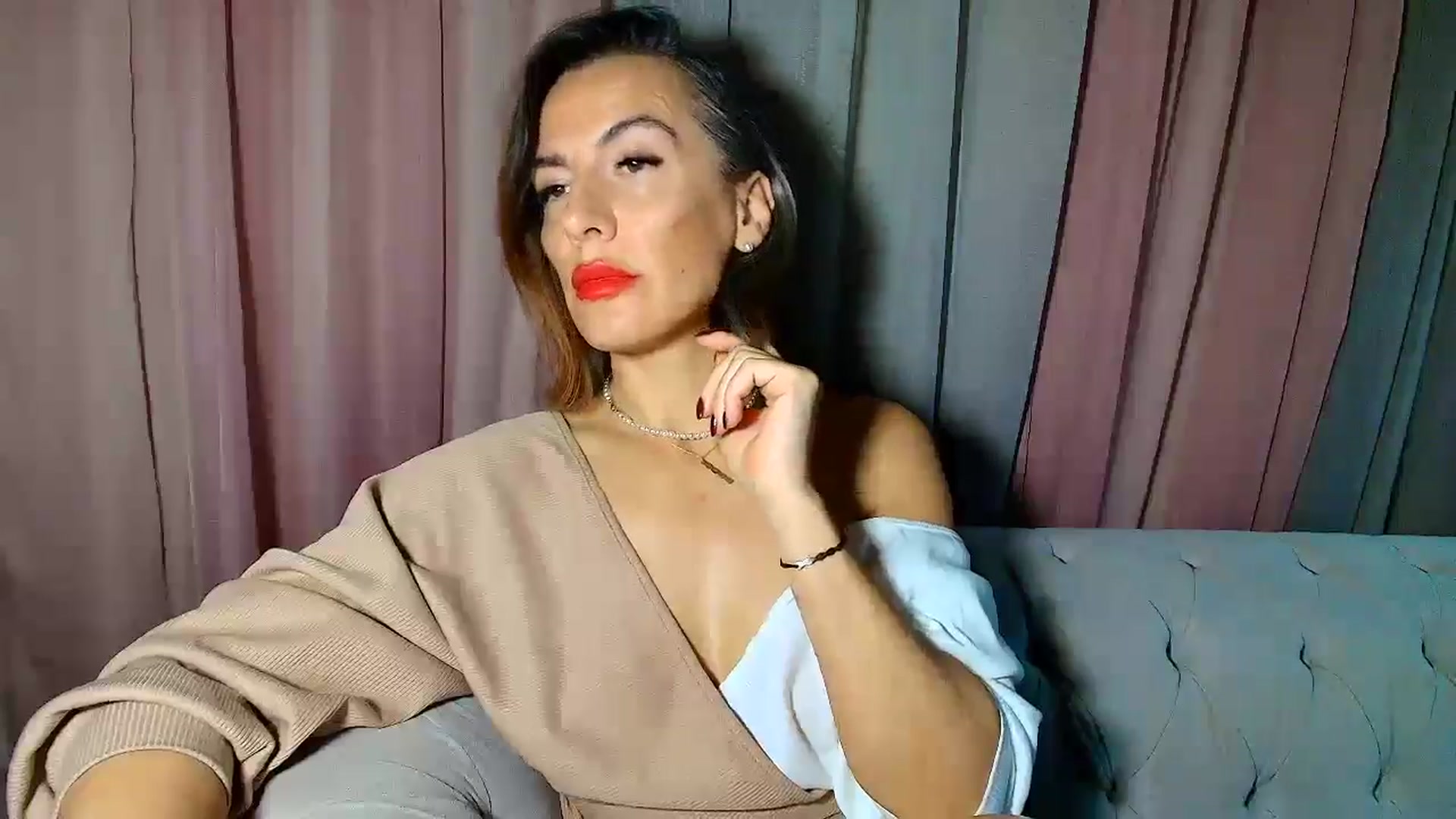 Gallery image thumbnail from Aarte_miss's myfreecams stream on, 12/23/2024, 24:18 image 16 of 20