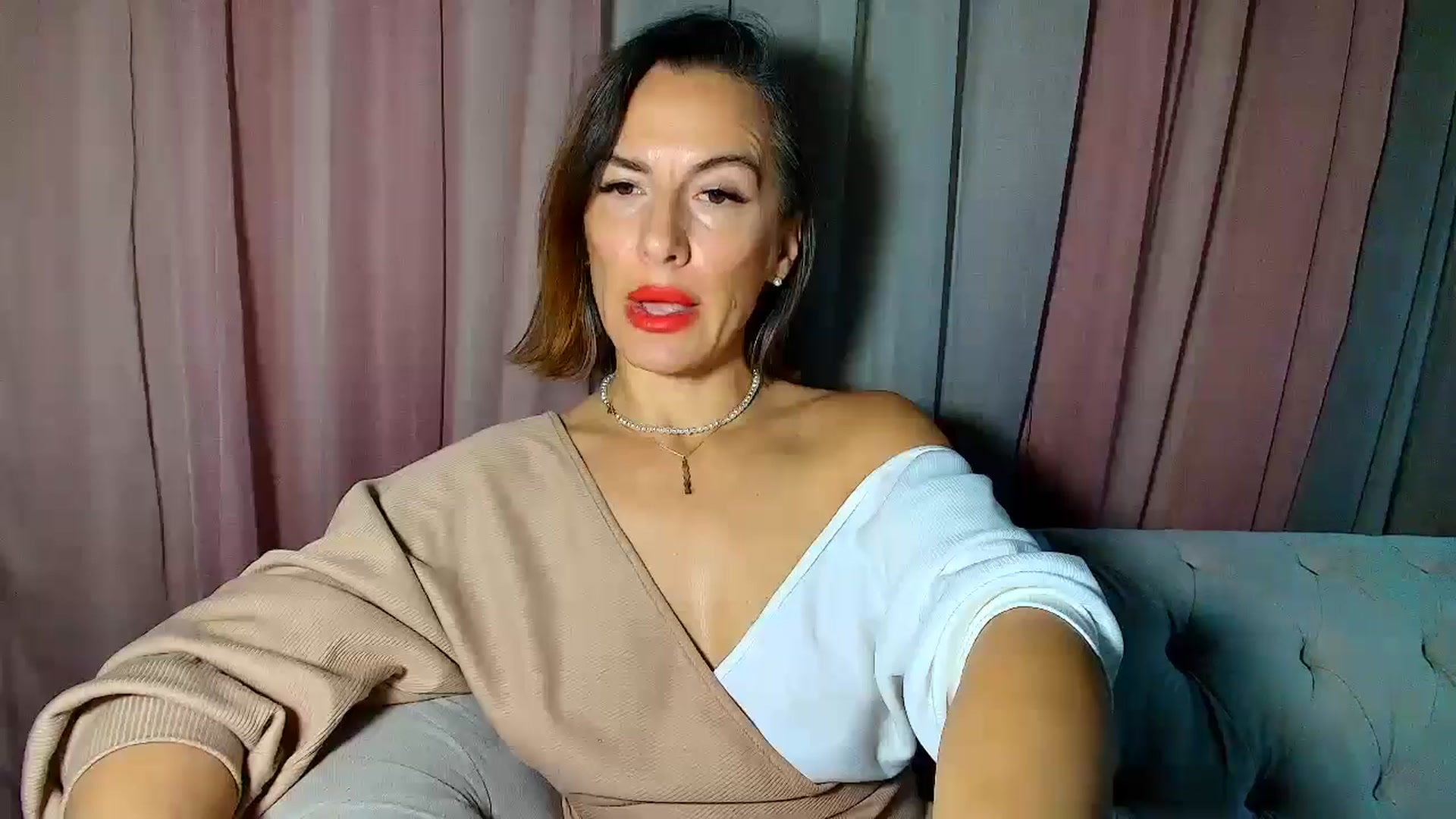 Gallery image thumbnail from Aarte_miss's myfreecams stream on, 12/23/2024, 24:18 image 17 of 20
