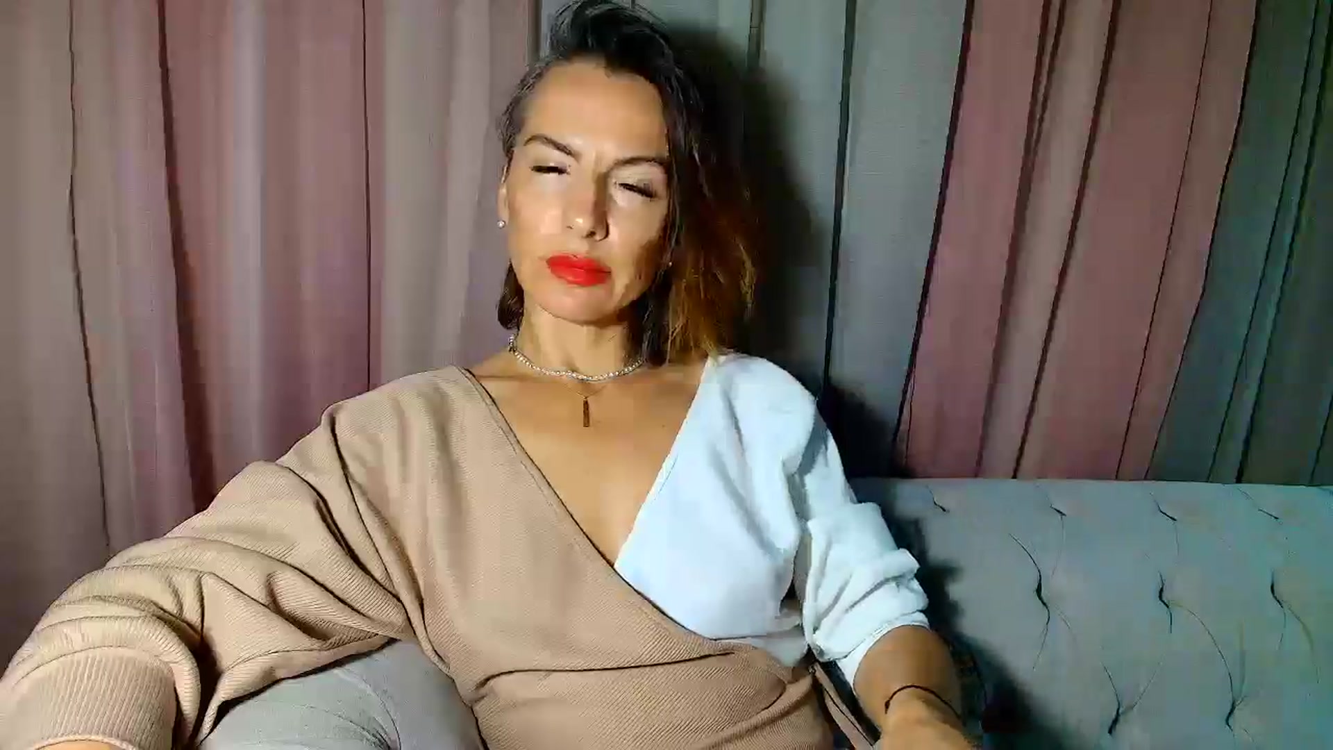 Gallery image thumbnail from Aarte_miss's myfreecams stream on, 12/23/2024, 01:59 image 15 of 20