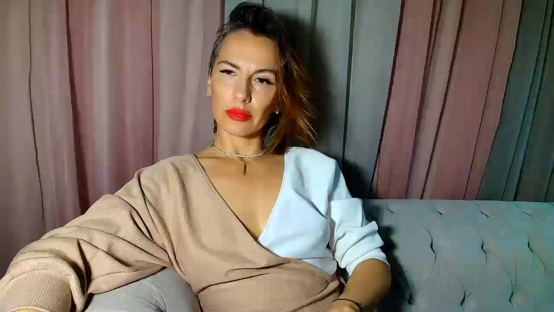 Gallery image thumbnail from Aarte_miss's myfreecams stream on, 12/23/2024, 01:59 image 17 of 20