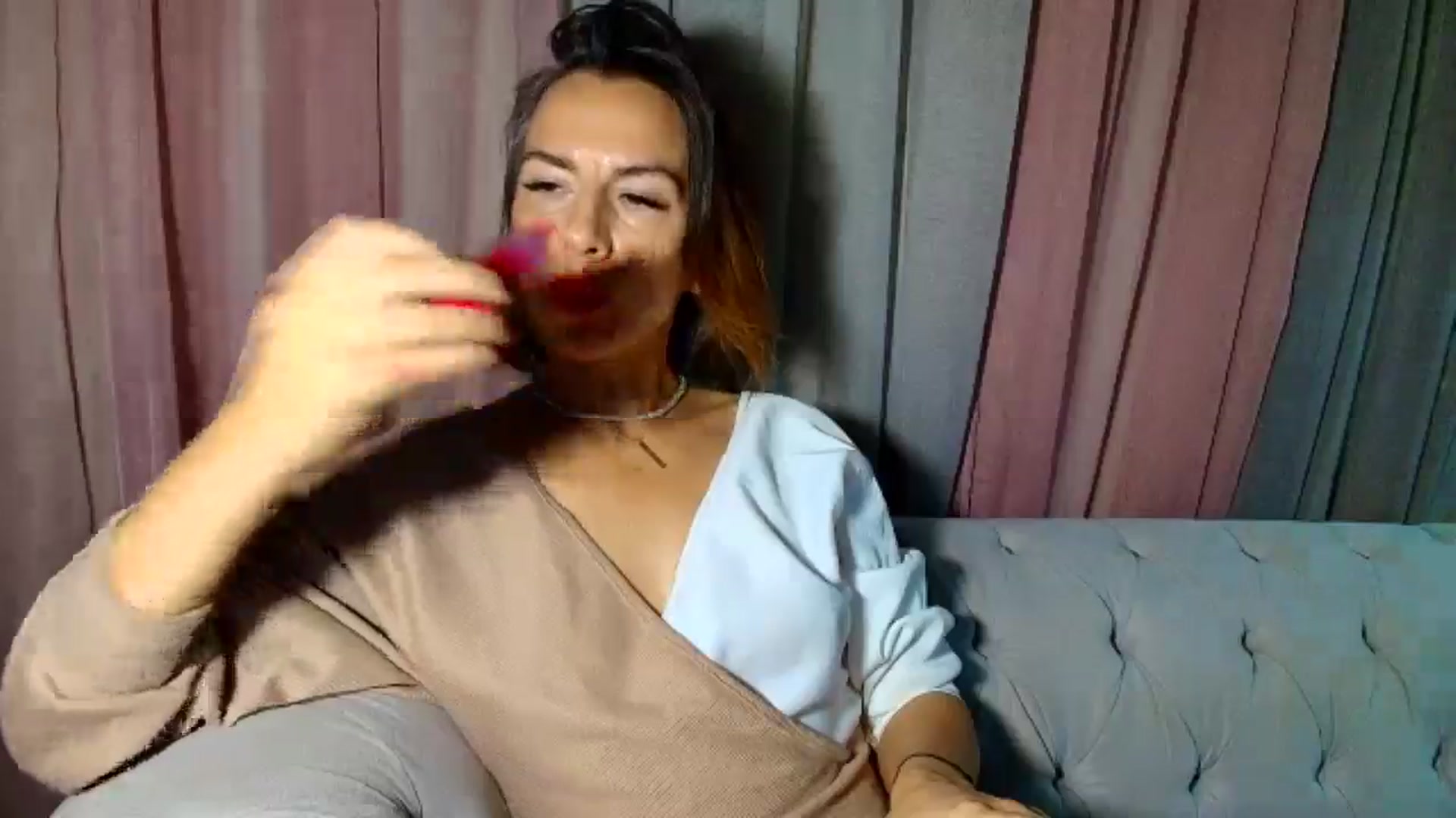 Gallery image thumbnail from Aarte_miss's myfreecams stream on, 12/23/2024, 01:59 image 4 of 20