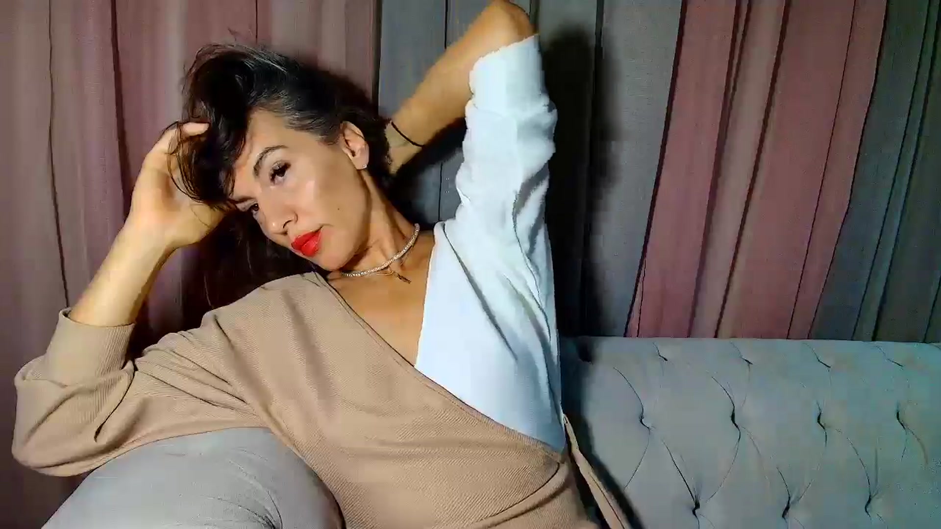 Gallery image thumbnail from Aarte_miss's myfreecams stream on, 12/23/2024, 01:59 image 19 of 20