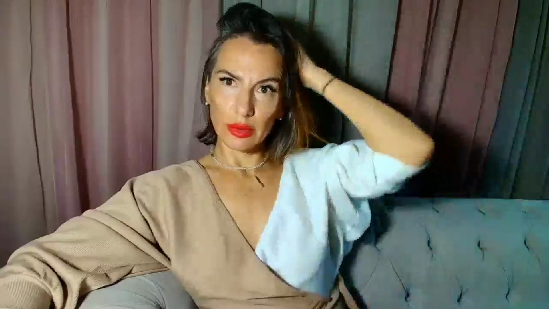 Gallery image thumbnail from Aarte_miss's myfreecams stream on, 12/23/2024, 01:59 image 8 of 20