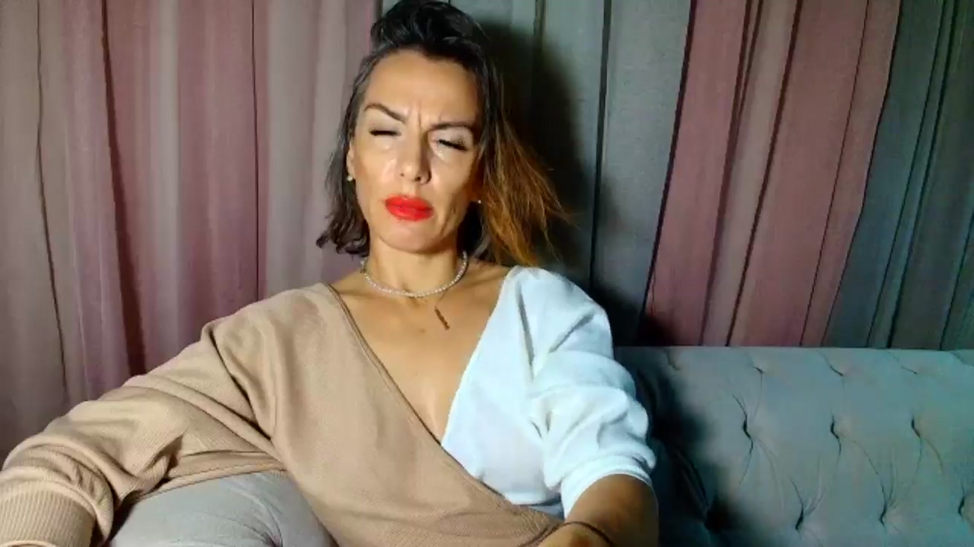 Gallery image thumbnail from Aarte_miss's myfreecams stream on, 12/23/2024, 01:59 image 6 of 20