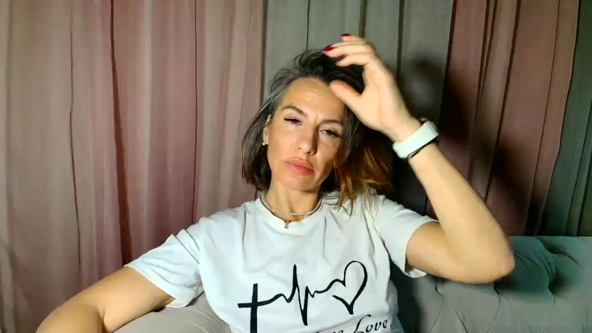 Gallery image thumbnail from Aarte_miss's myfreecams stream on, 01/01/2025, 24:00 image 19 of 20