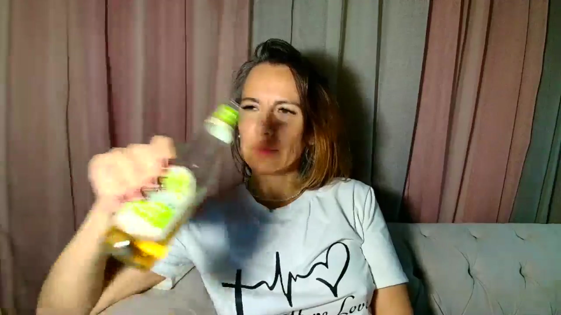 Gallery image thumbnail from Aarte_miss's myfreecams stream on, 01/01/2025, 24:00 image 16 of 20