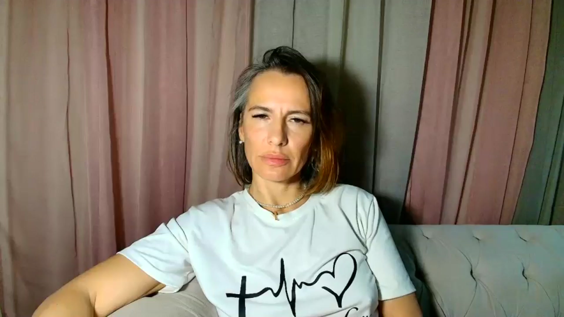 Gallery image thumbnail from Aarte_miss's myfreecams stream on, 01/01/2025, 24:00 image 18 of 20