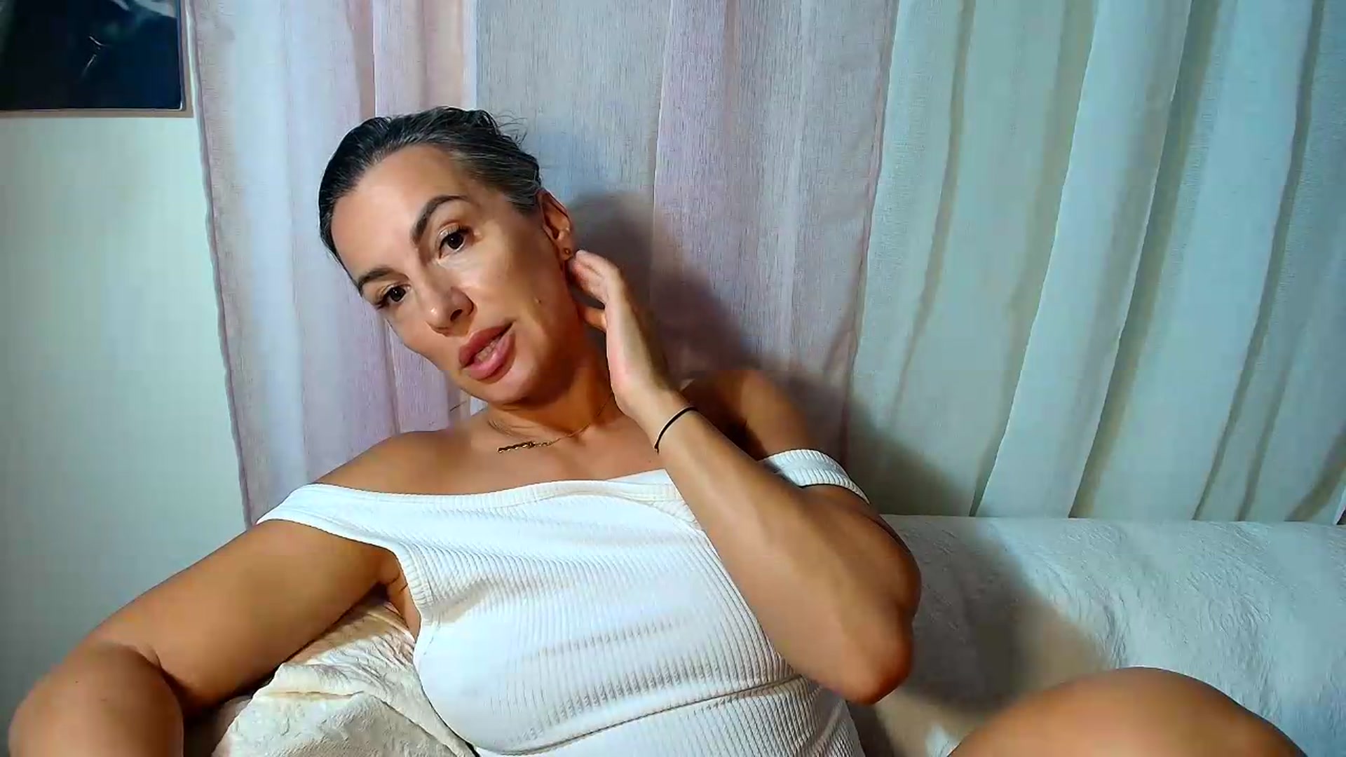 Gallery image thumbnail from Aarte_miss's myfreecams stream on, 09/19/2026, 14:19 image 3 of 20