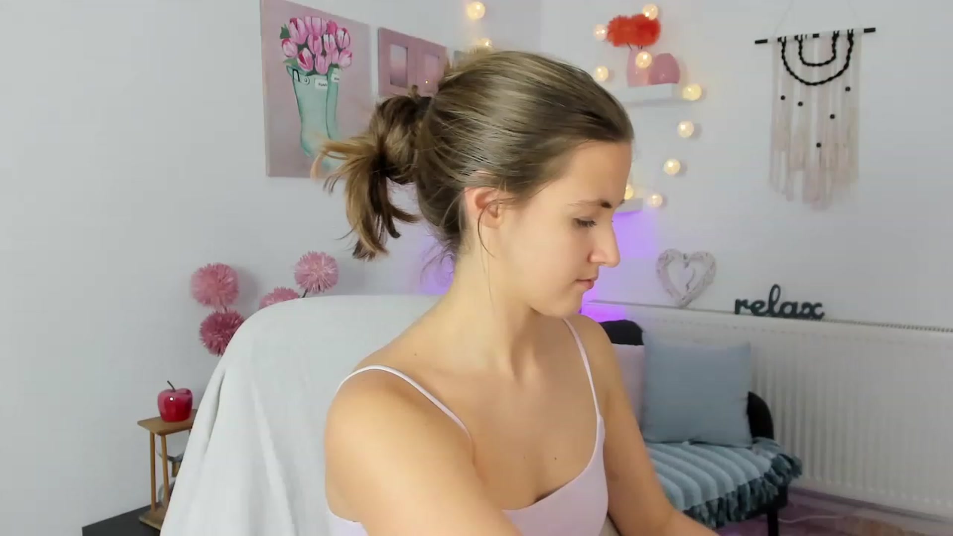 Gallery image thumbnail from Abbey_Grey's myfreecams stream on, 11/20/2022, 15:29 image 3 of 20