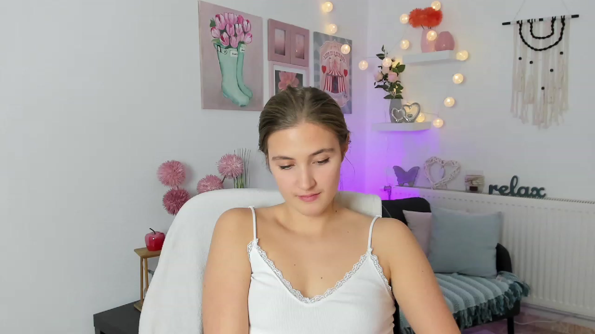 Gallery image thumbnail from Abbey_Grey's myfreecams stream on, 11/27/2022, 14:37 image 16 of 20
