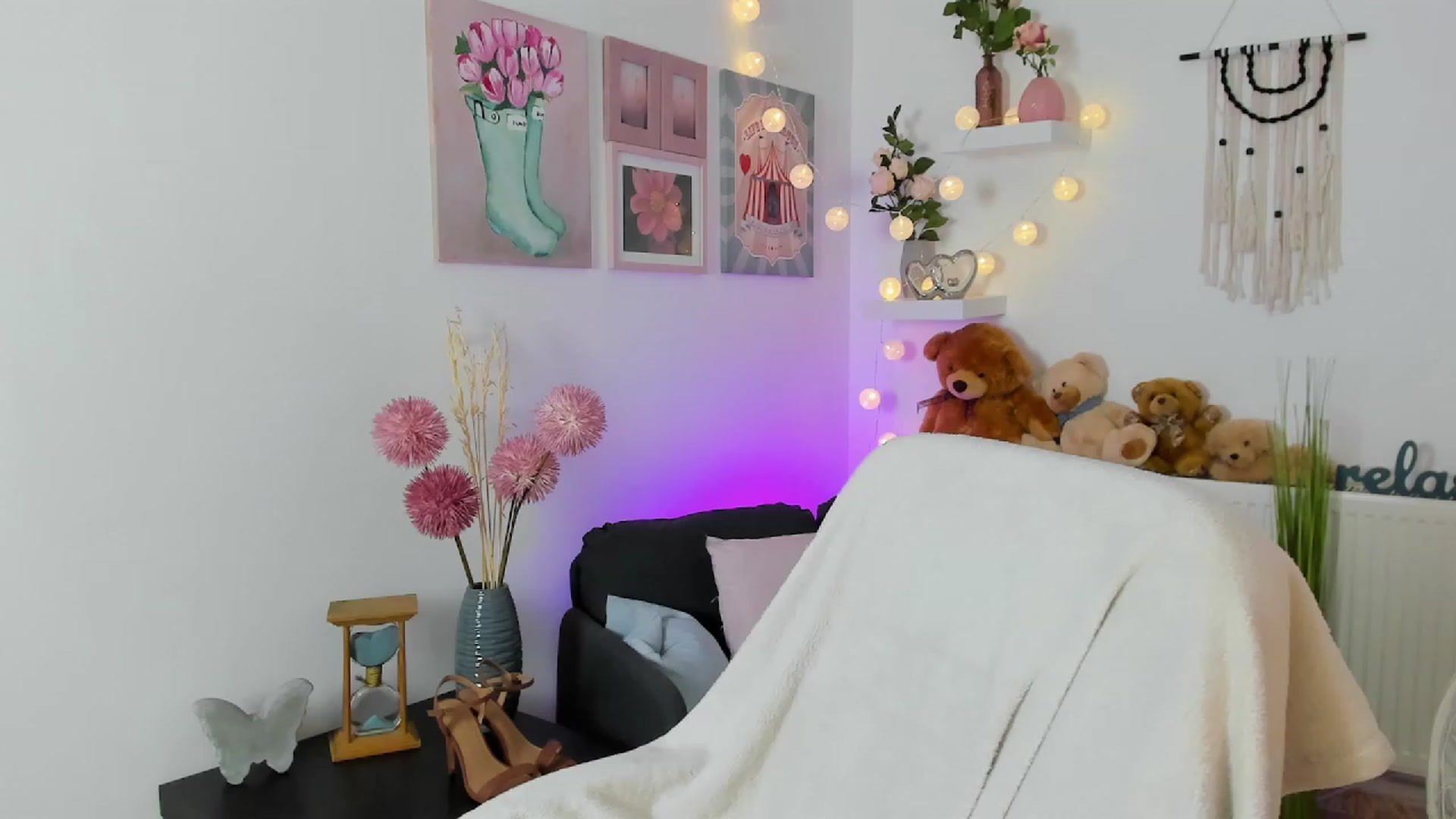 Gallery image thumbnail from Abbey_Grey's myfreecams stream on, 12/03/2022, 17:21 image 12 of 20