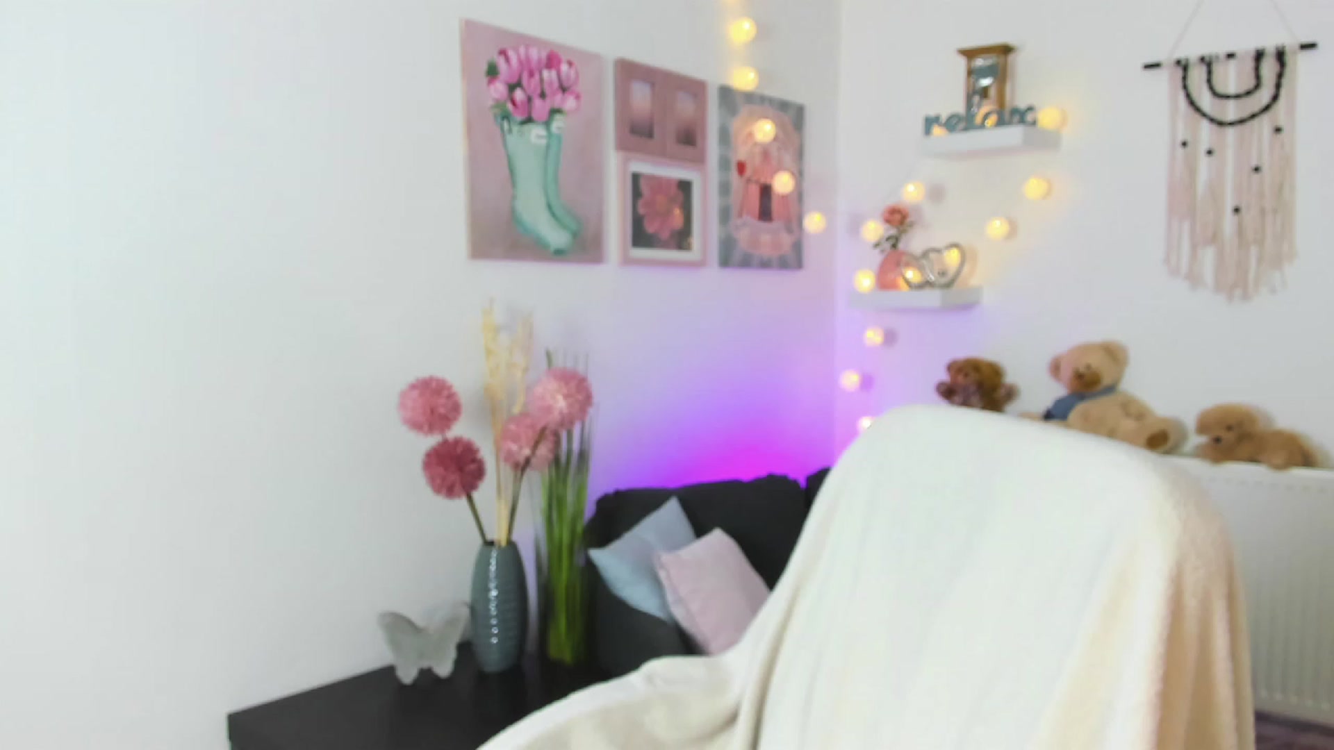 Gallery image thumbnail from Abbey_Grey's myfreecams stream on, 12/18/2022, 17:36 image 3 of 20