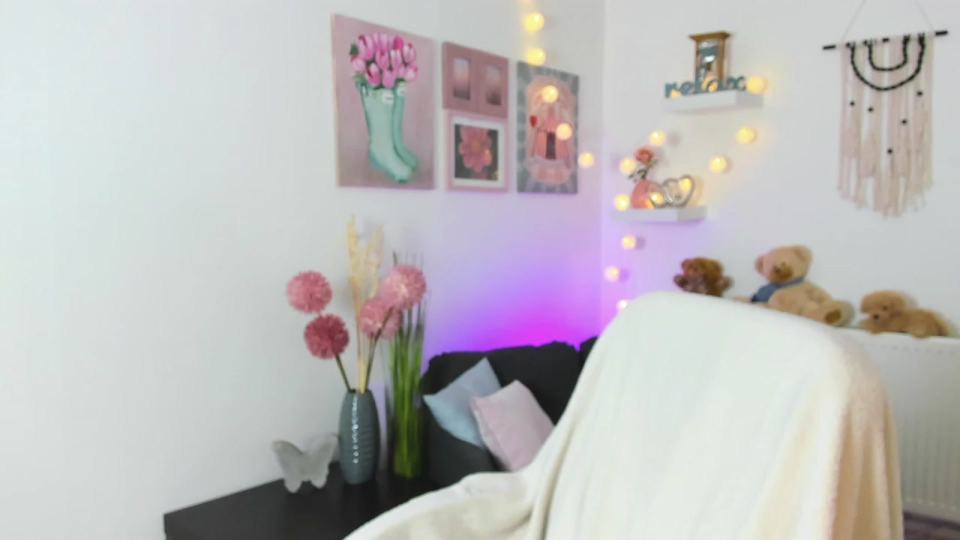 Gallery image thumbnail from Abbey_Grey's myfreecams stream on, 12/18/2022, 17:36 image 1 of 20