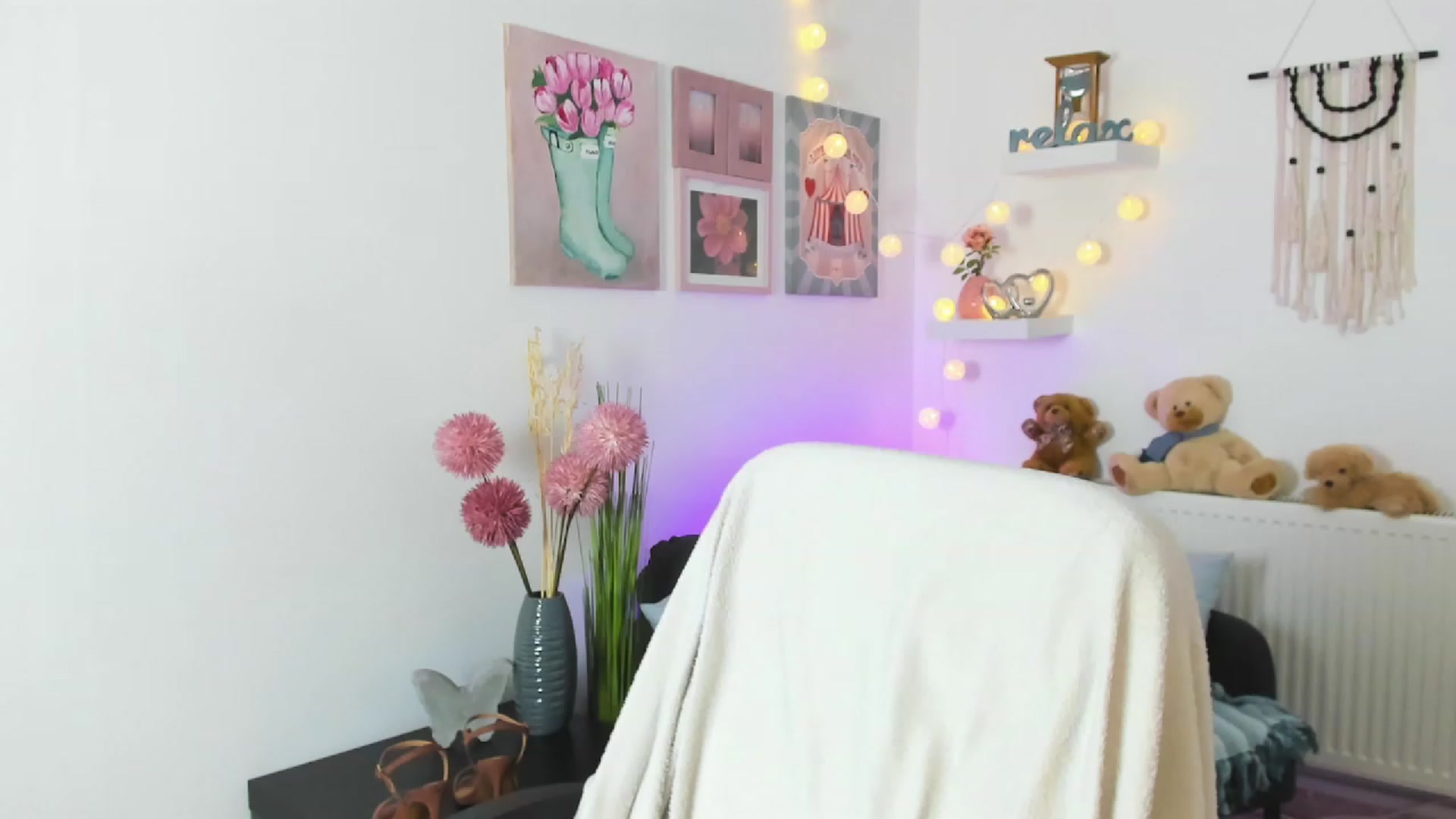 Gallery image thumbnail from Abbey_Grey's myfreecams stream on, 12/18/2022, 20:05 image 14 of 20
