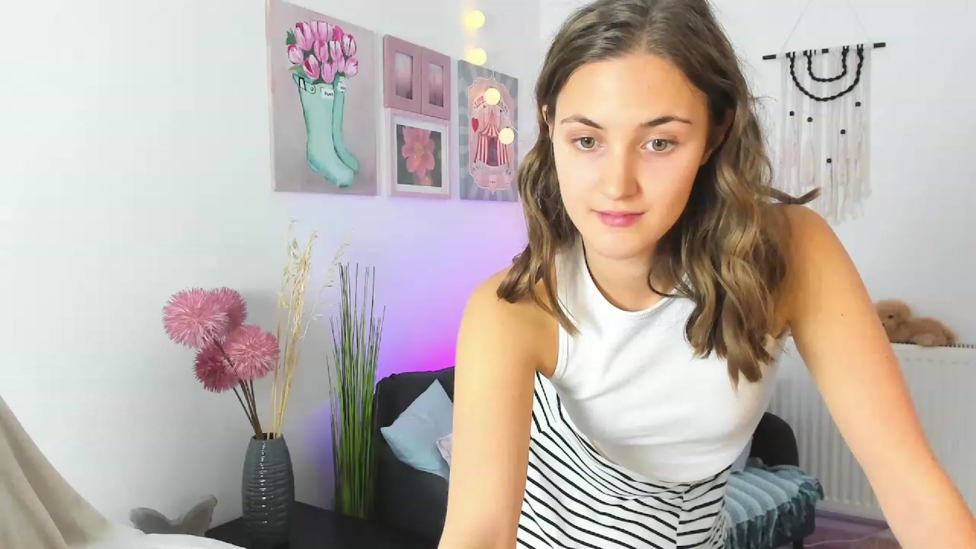 Gallery image thumbnail from Abbey_Grey's myfreecams stream on, 12/22/2022, 14:58 image 16 of 20