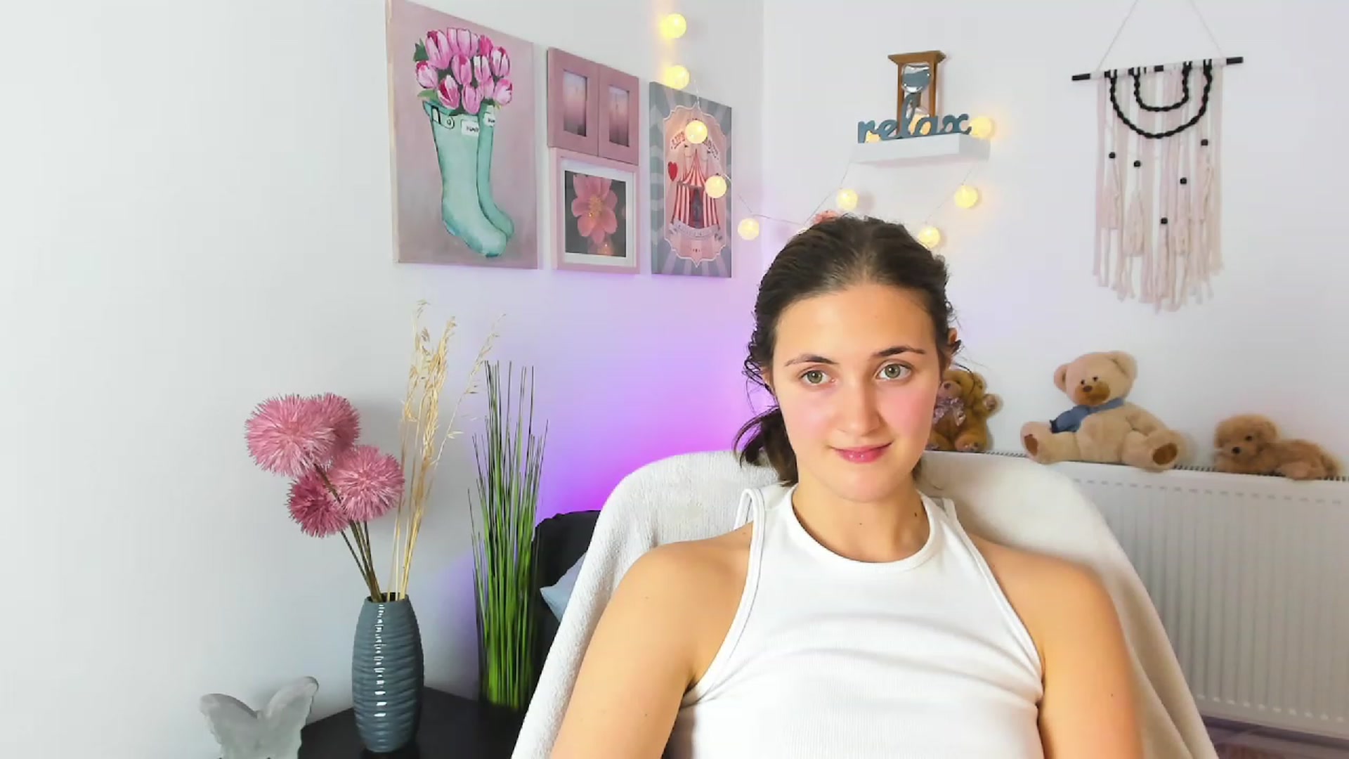 Gallery image thumbnail from Abbey_Grey's myfreecams stream on, 12/22/2022, 17:19 image 20 of 20