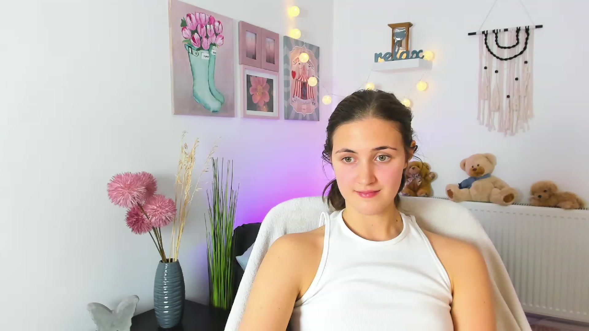 Gallery image thumbnail from Abbey_Grey's myfreecams stream on, 12/22/2022, 17:19 image 19 of 20