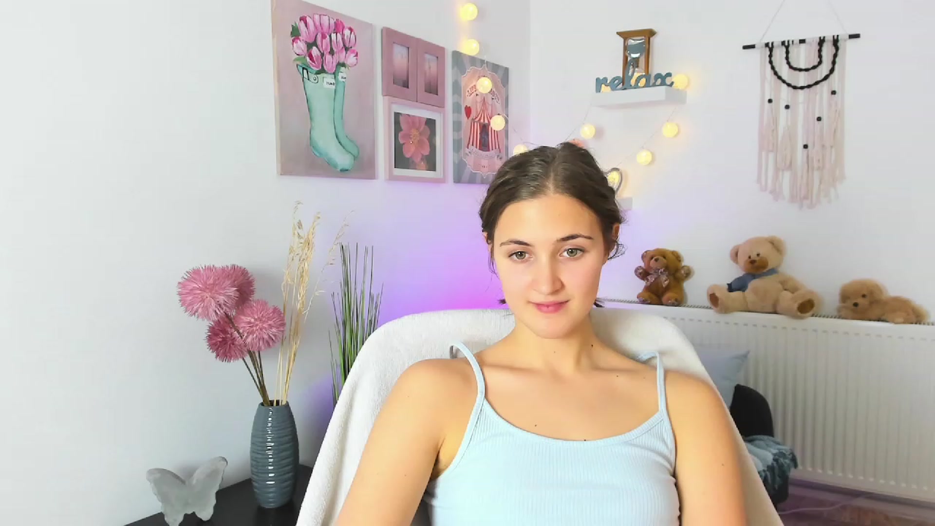 Gallery image thumbnail from Abbey_Grey's myfreecams stream on, 12/23/2022, 17:08 image 11 of 20