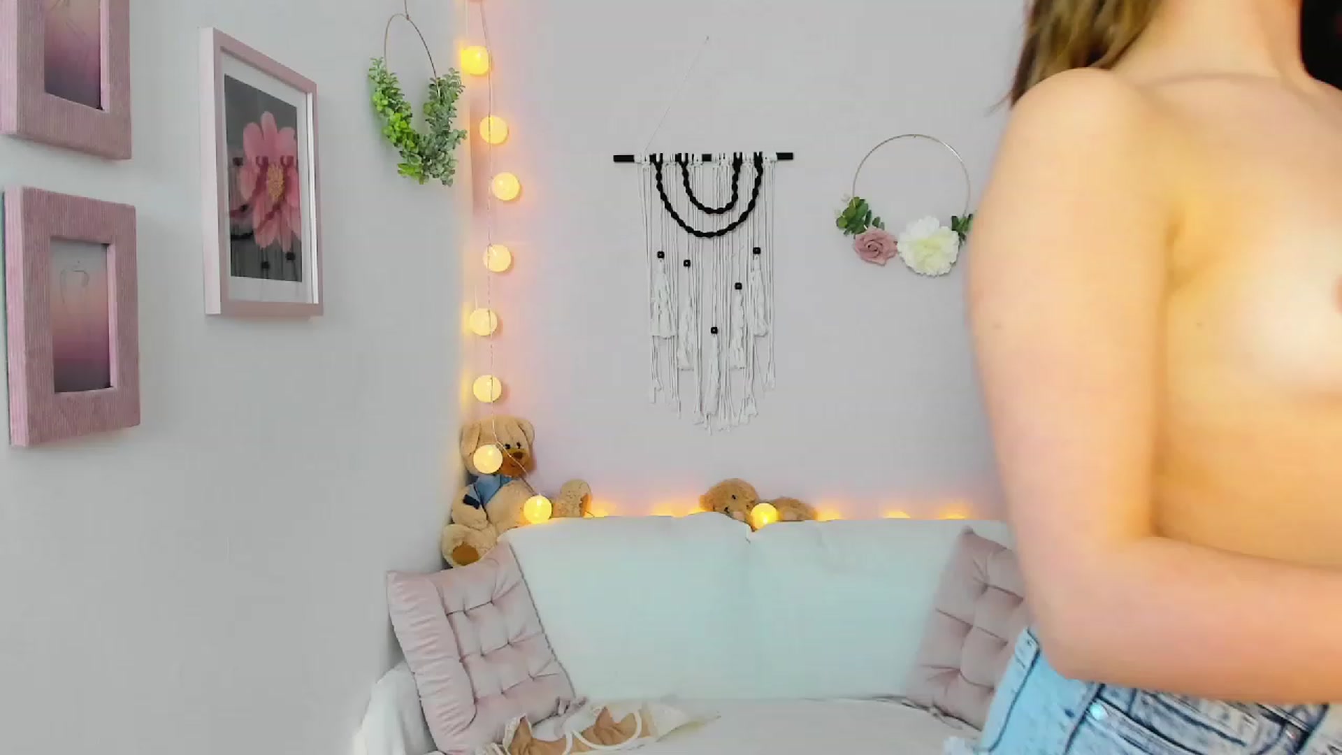 Gallery image thumbnail from Abbey_Grey's myfreecams stream on, 03/09/2023, 16:03 image 7 of 20