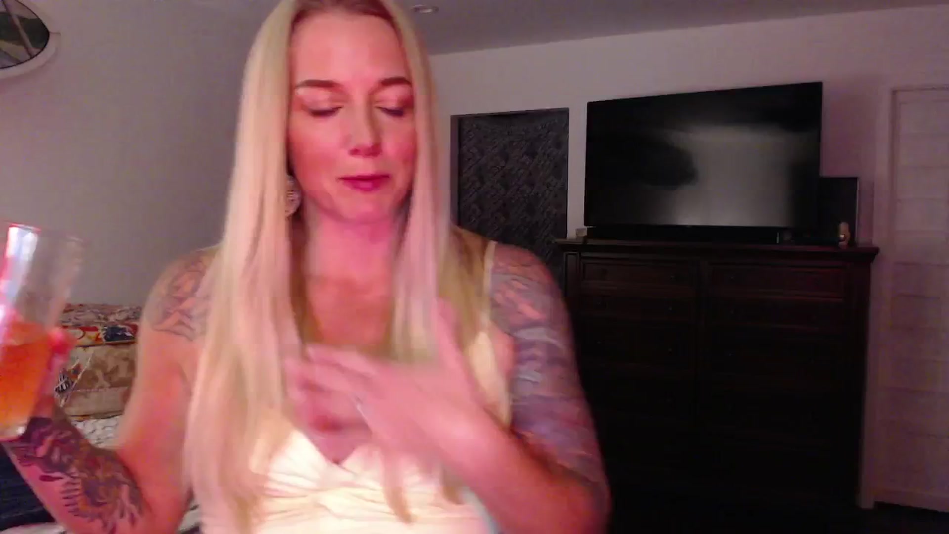 Gallery image thumbnail from Abbie_Hoffman's myfreecams stream on, 01/24/2024, 06:39 image 9 of 20