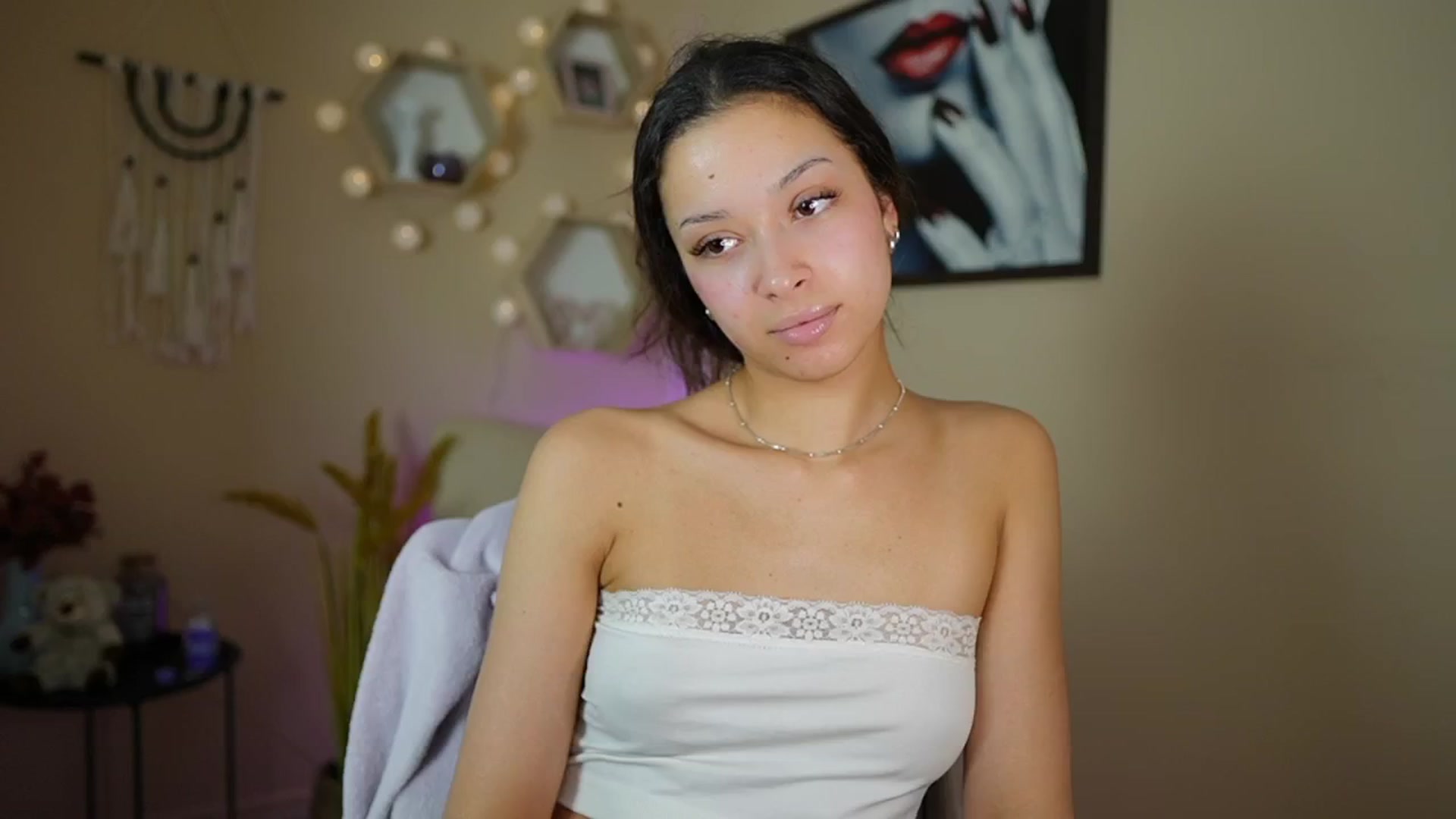 Gallery image thumbnail from Abbie_Maley18's myfreecams stream on, 04/28/2024, 14:29 image 8 of 20