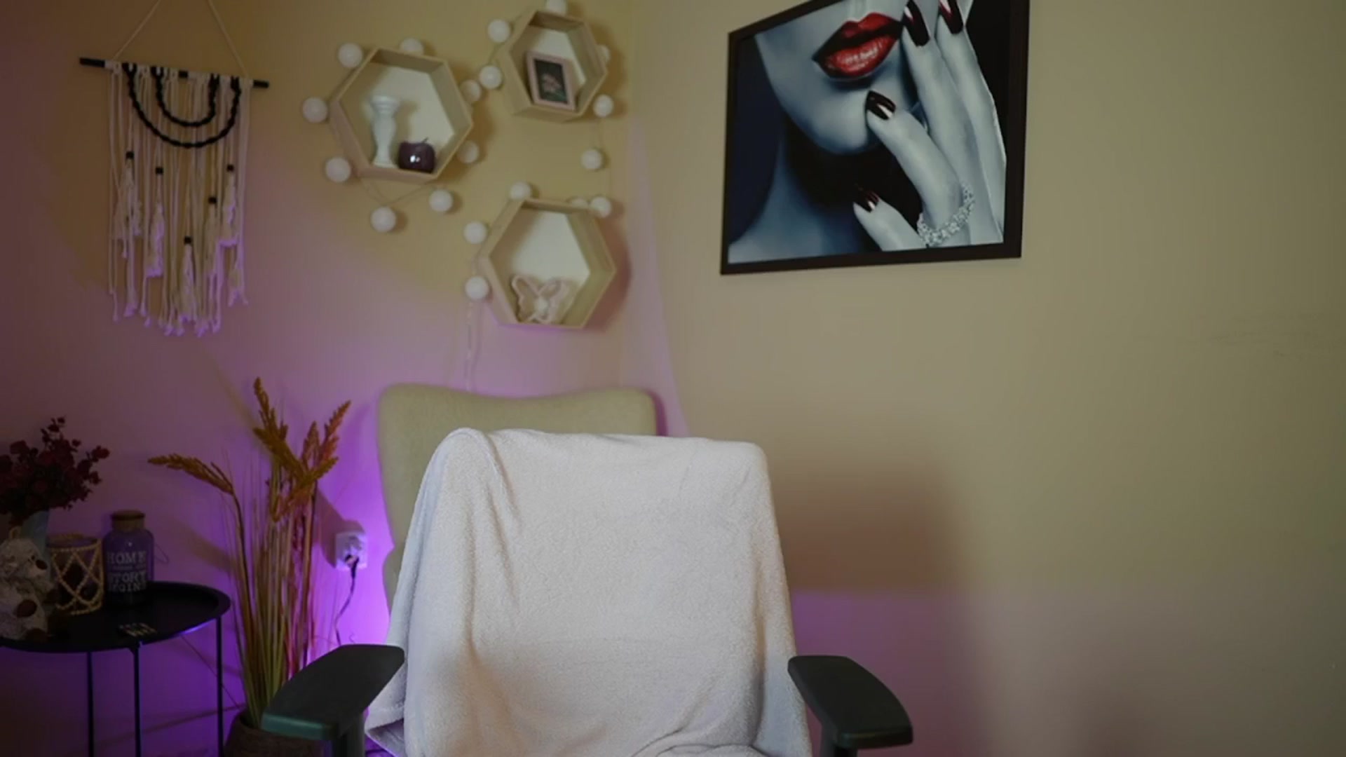 Gallery image thumbnail from Abbie_Maley18's myfreecams stream on, 05/10/2024, 15:19 image 2 of 20