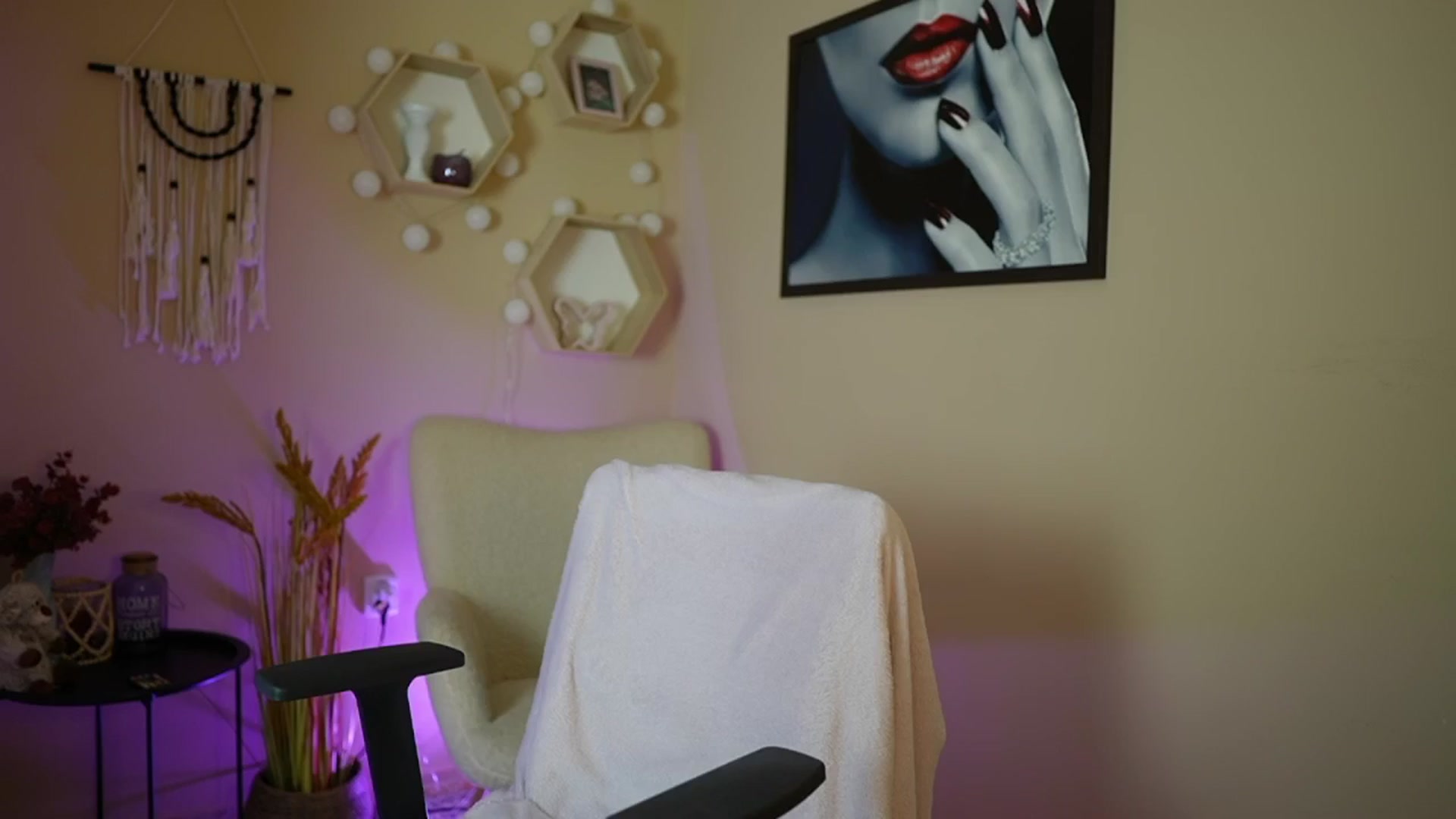 Gallery image thumbnail from Abbie_Maley18's myfreecams stream on, 05/10/2024, 15:19 image 6 of 20