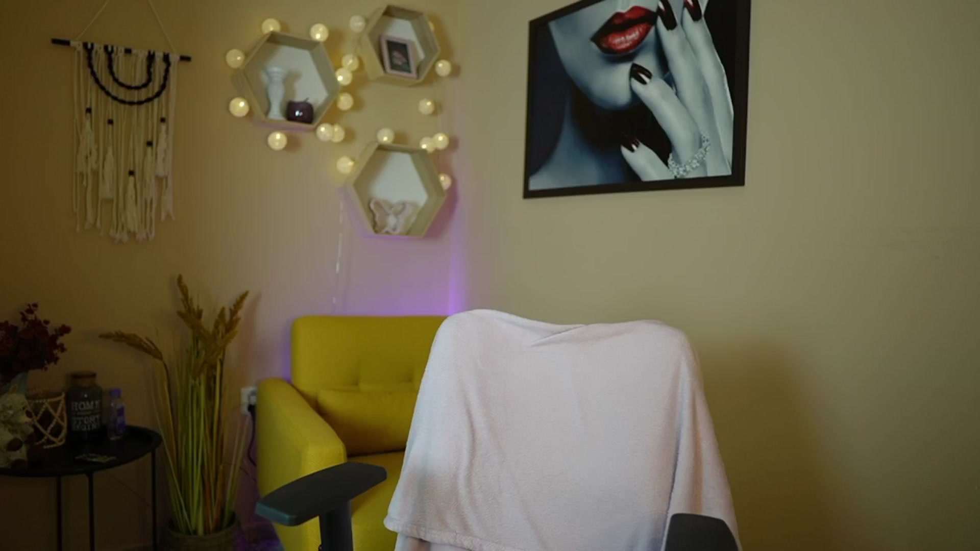 Gallery image thumbnail from Abbie_Maley18's myfreecams stream on, 05/18/2024, 15:10 image 16 of 20