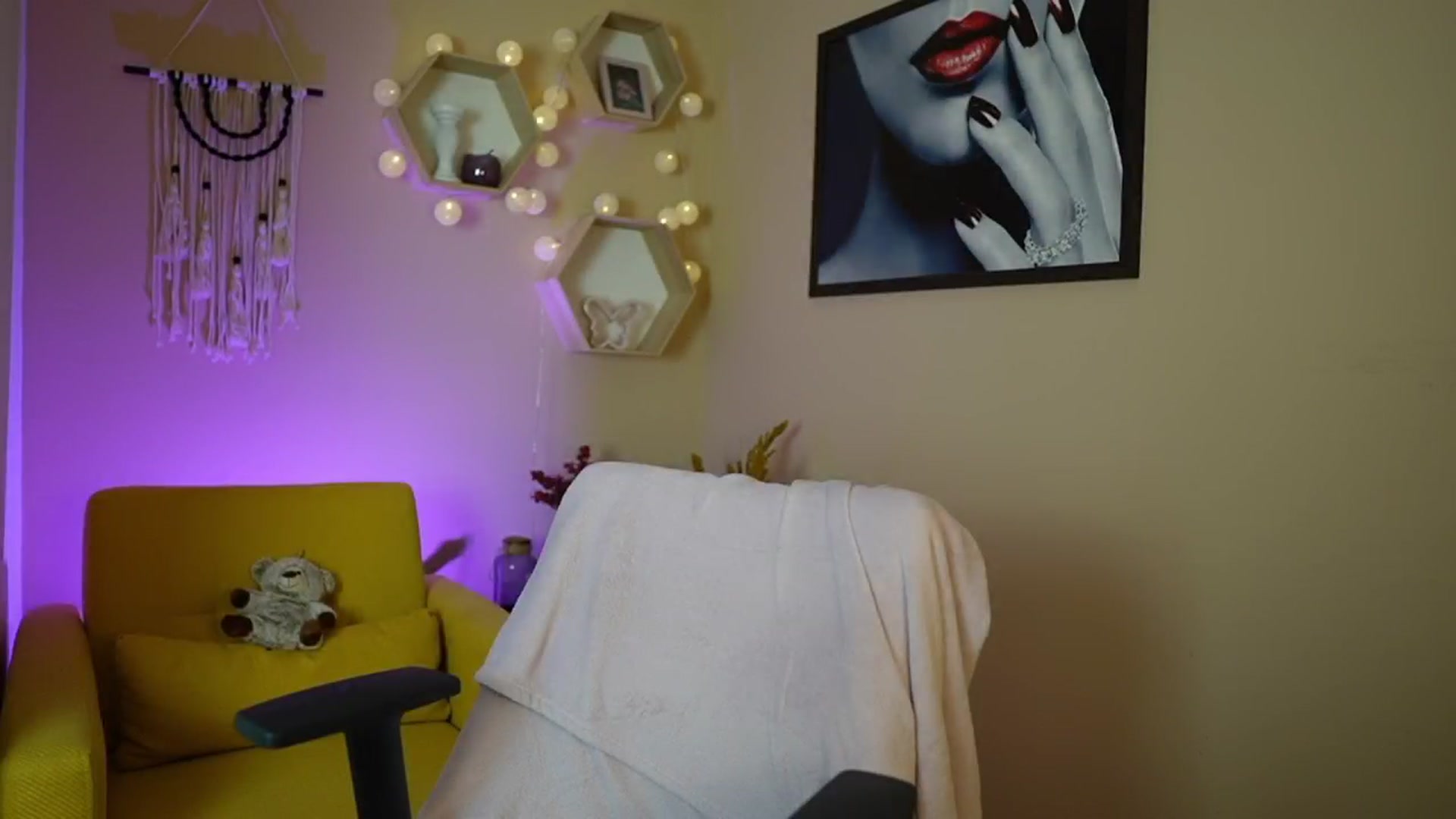 Gallery image thumbnail from Abbie_Maley18's myfreecams stream on, 05/21/2024, 17:50 image 2 of 20