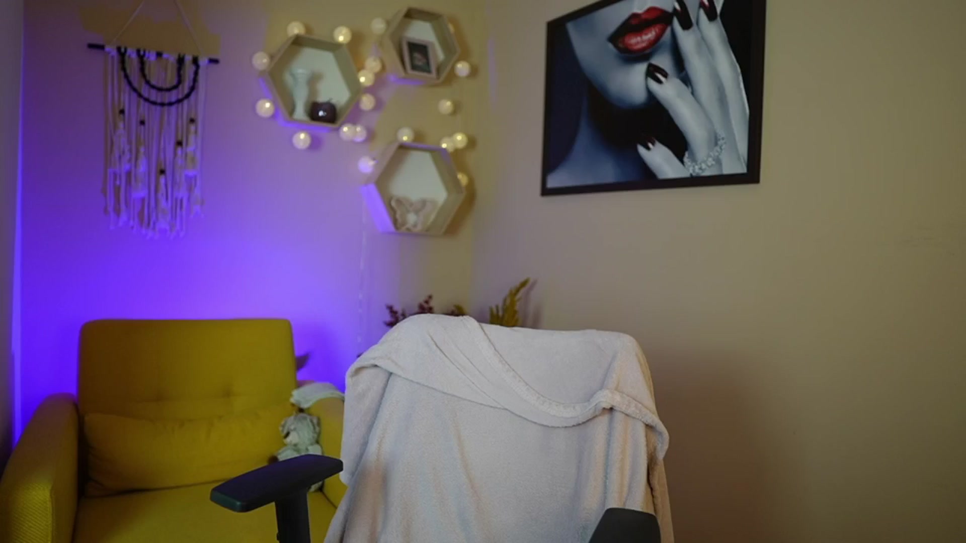 Gallery image thumbnail from Abbie_Maley18's myfreecams stream on, 05/31/2024, 15:10 image 6 of 20