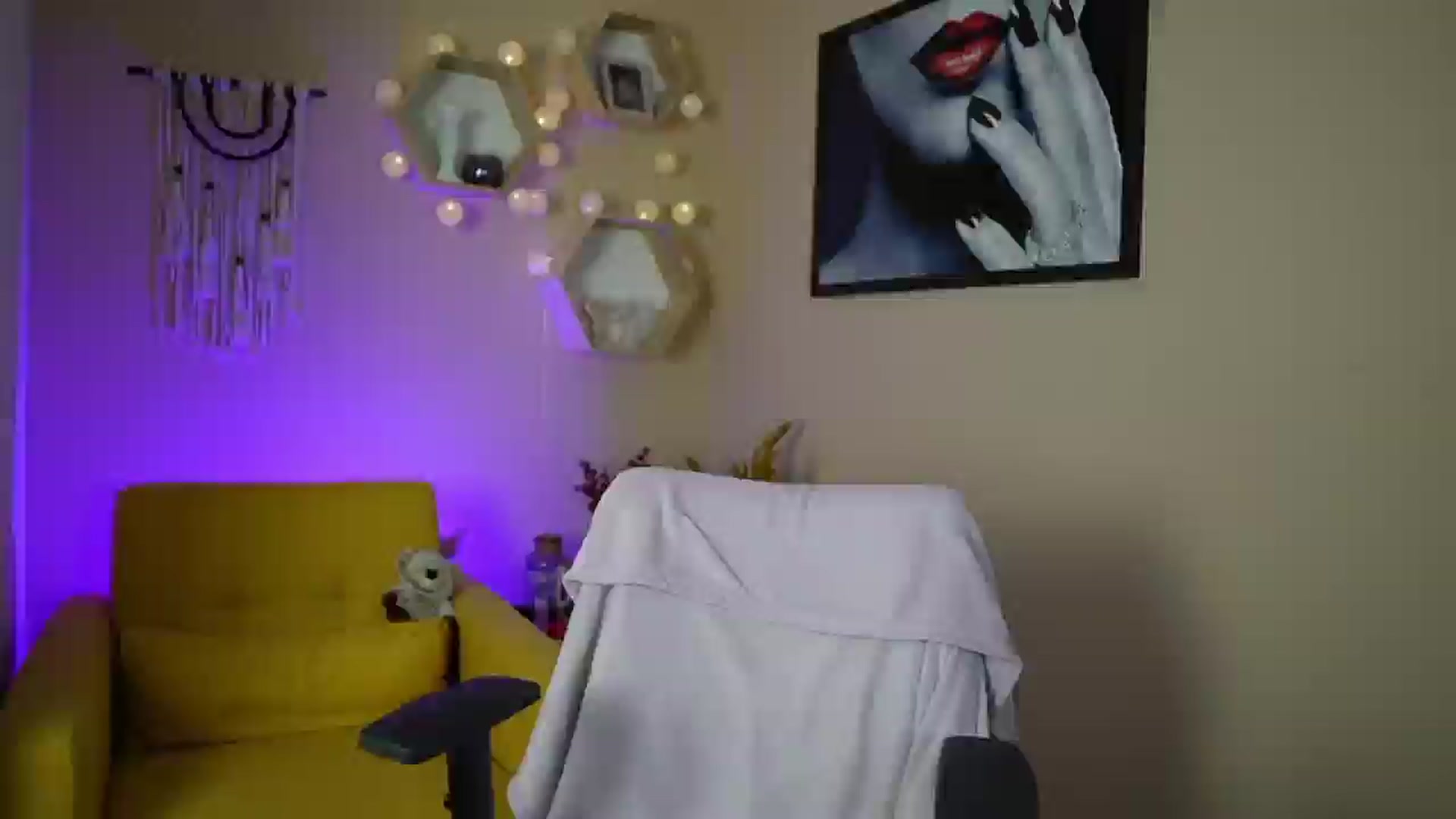 Gallery image thumbnail from Abbie_Maley18's myfreecams stream on, 06/06/2024, 16:30 image 17 of 20