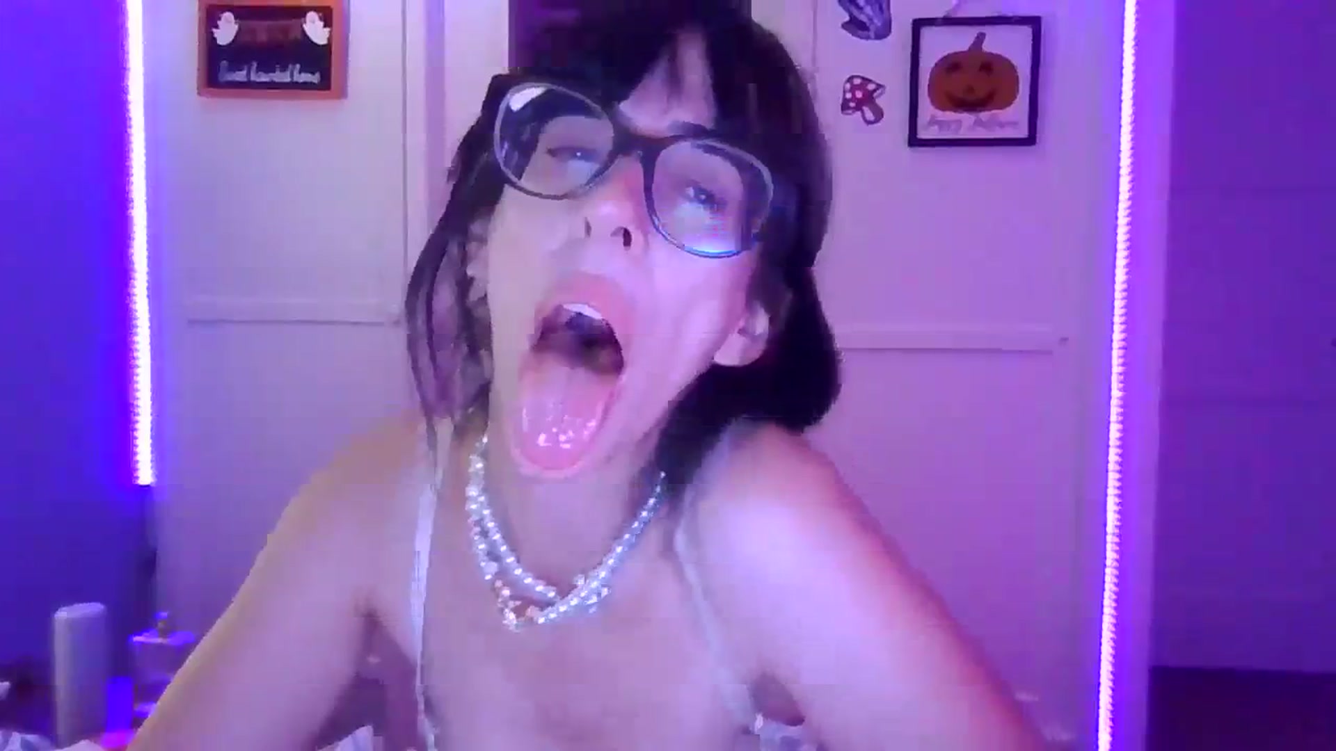 Gallery image thumbnail from Abc123456789's myfreecams stream on, 10/31/2023, 11:44 image 3 of 20