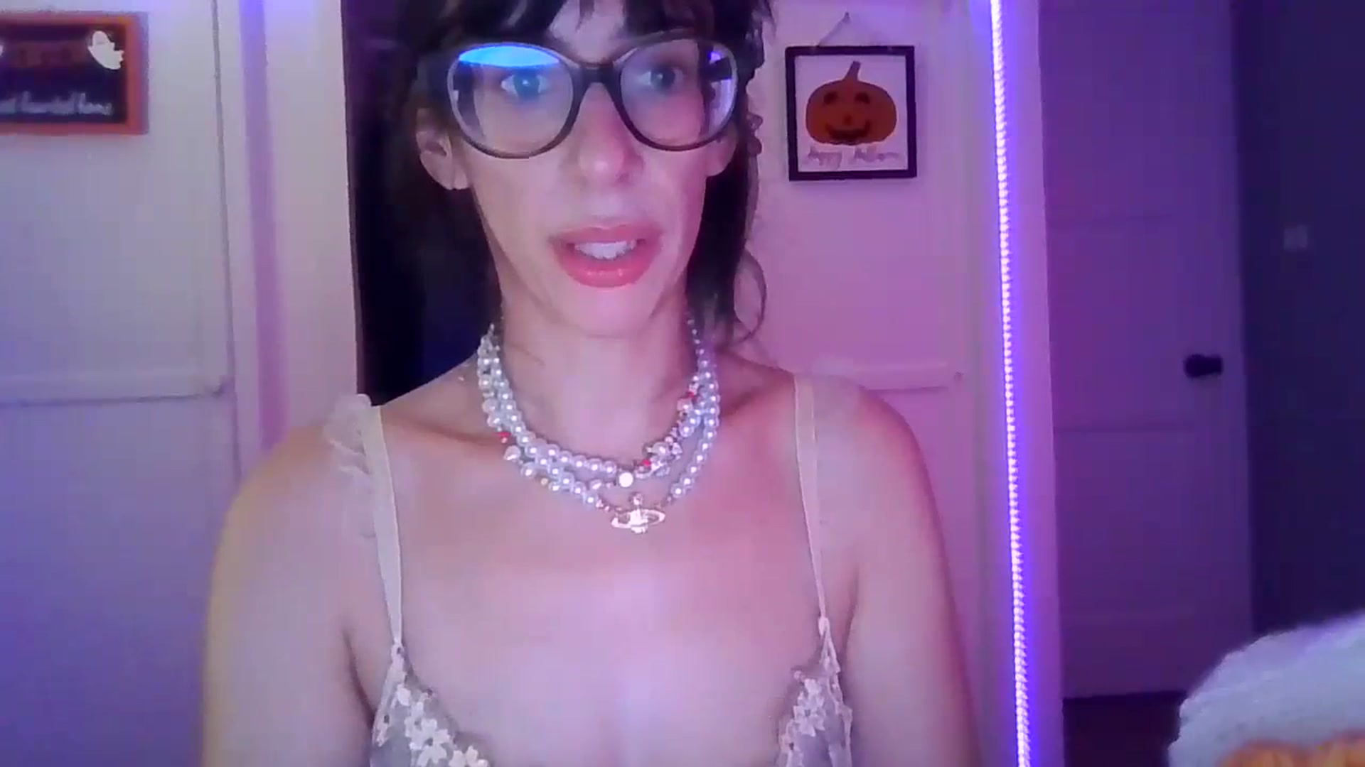 Gallery image thumbnail from Abc123456789's myfreecams stream on, 10/31/2023, 11:44 image 2 of 20