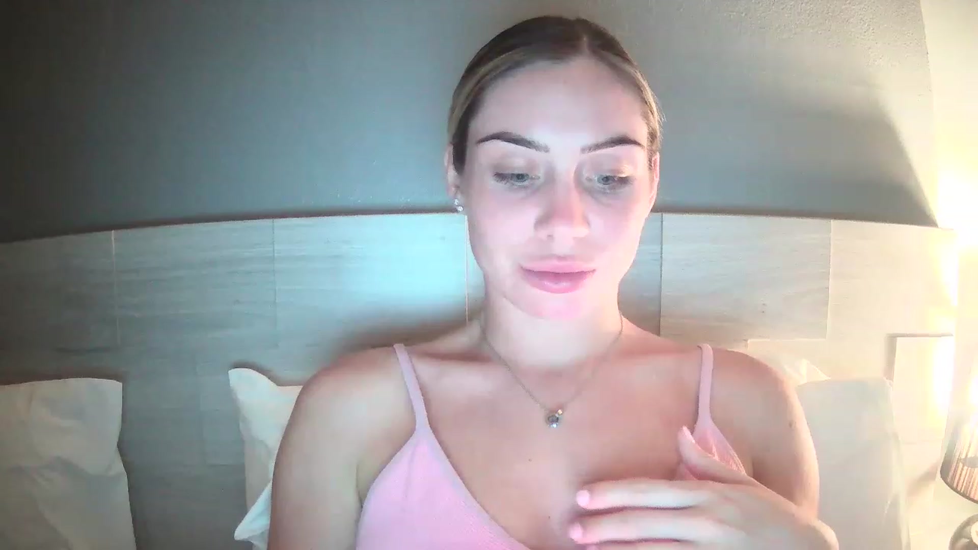 Gallery image thumbnail from Abella_'s myfreecams stream on, 12/05/2022, 15:45 image 10 of 20