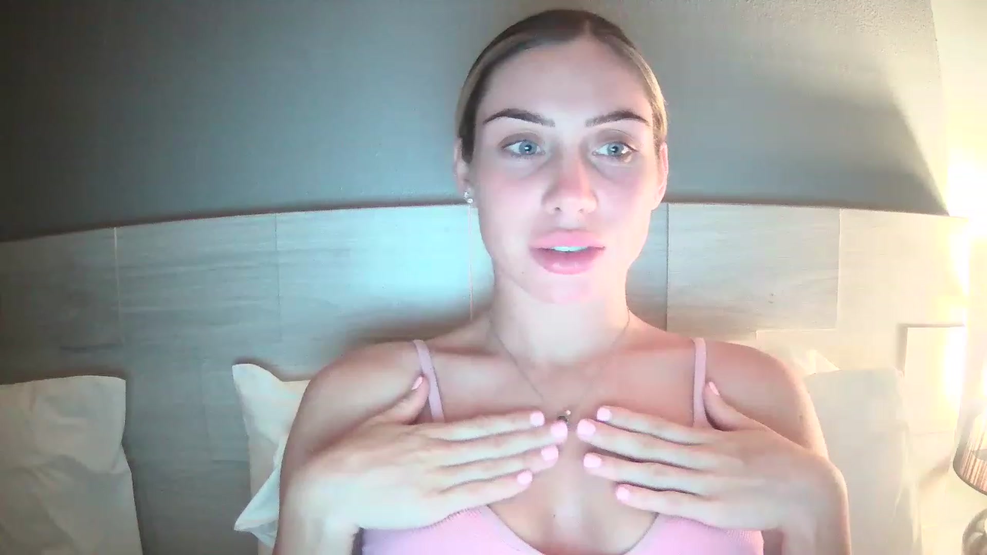 Gallery image thumbnail from Abella_'s myfreecams stream on, 12/05/2022, 15:45 image 11 of 20