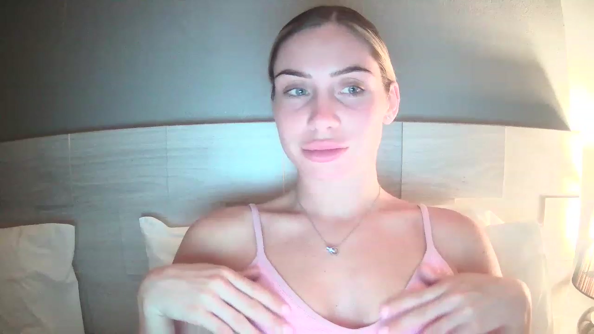 Gallery image thumbnail from Abella_'s myfreecams stream on, 12/05/2022, 15:45 image 12 of 20