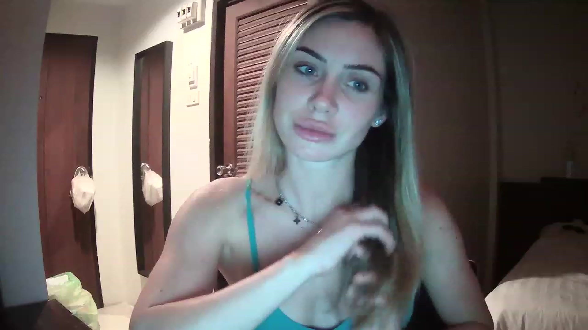 Gallery image thumbnail from Abella_'s myfreecams stream on, 12/11/2022, 13:01 image 3 of 20