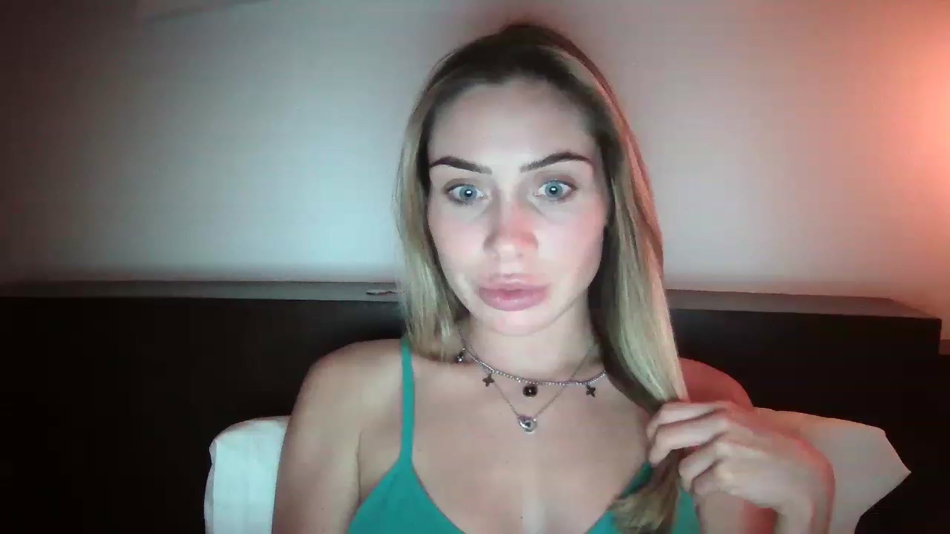 Gallery image thumbnail from Abella_'s myfreecams stream on, 12/11/2022, 15:11 image 10 of 20