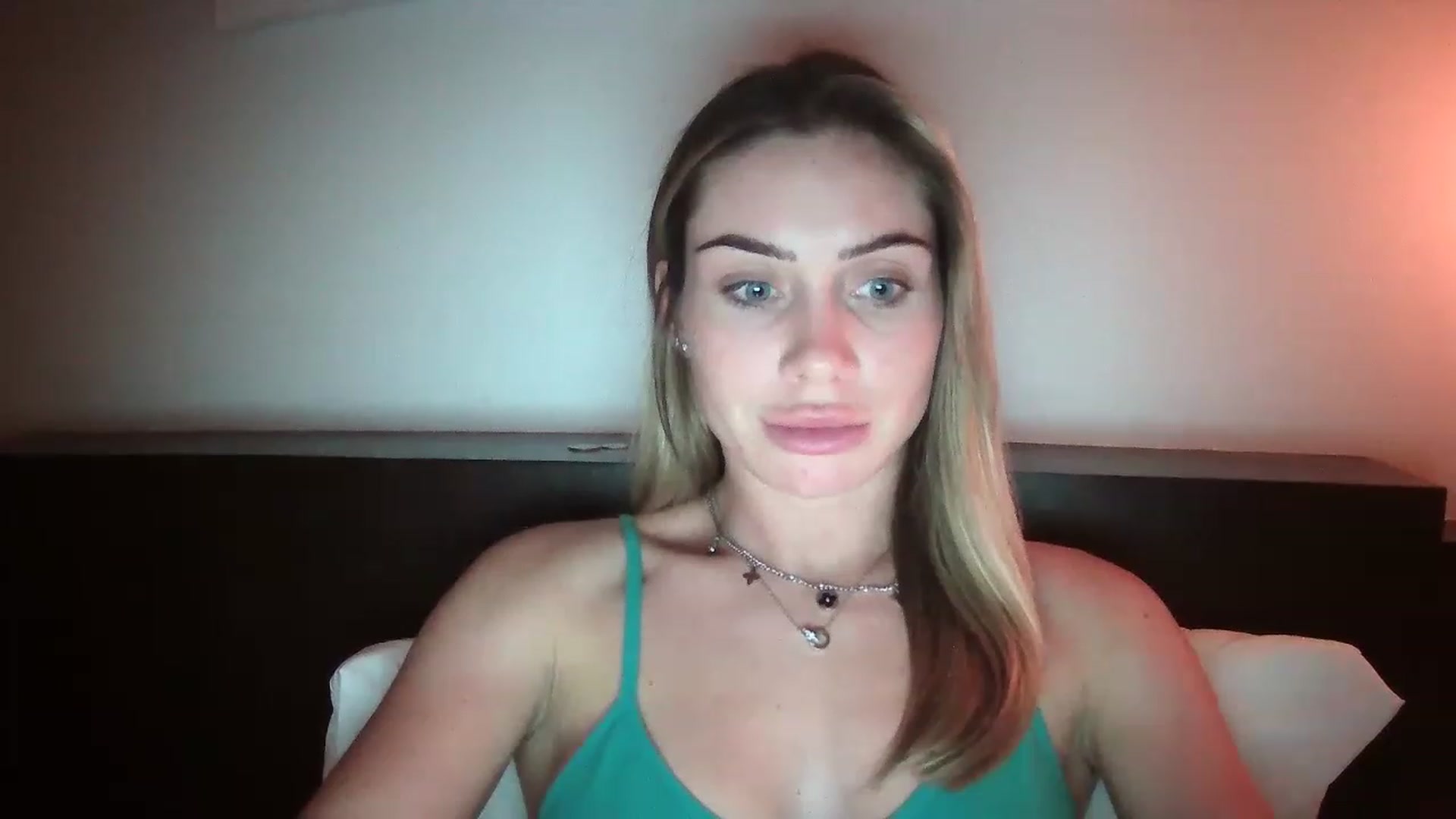 Gallery image thumbnail from Abella_'s myfreecams stream on, 12/11/2022, 15:11 image 15 of 20