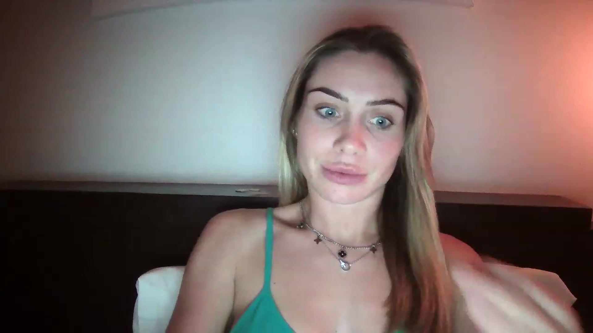 Gallery image thumbnail from Abella_'s myfreecams stream on, 12/11/2022, 15:11 image 4 of 20