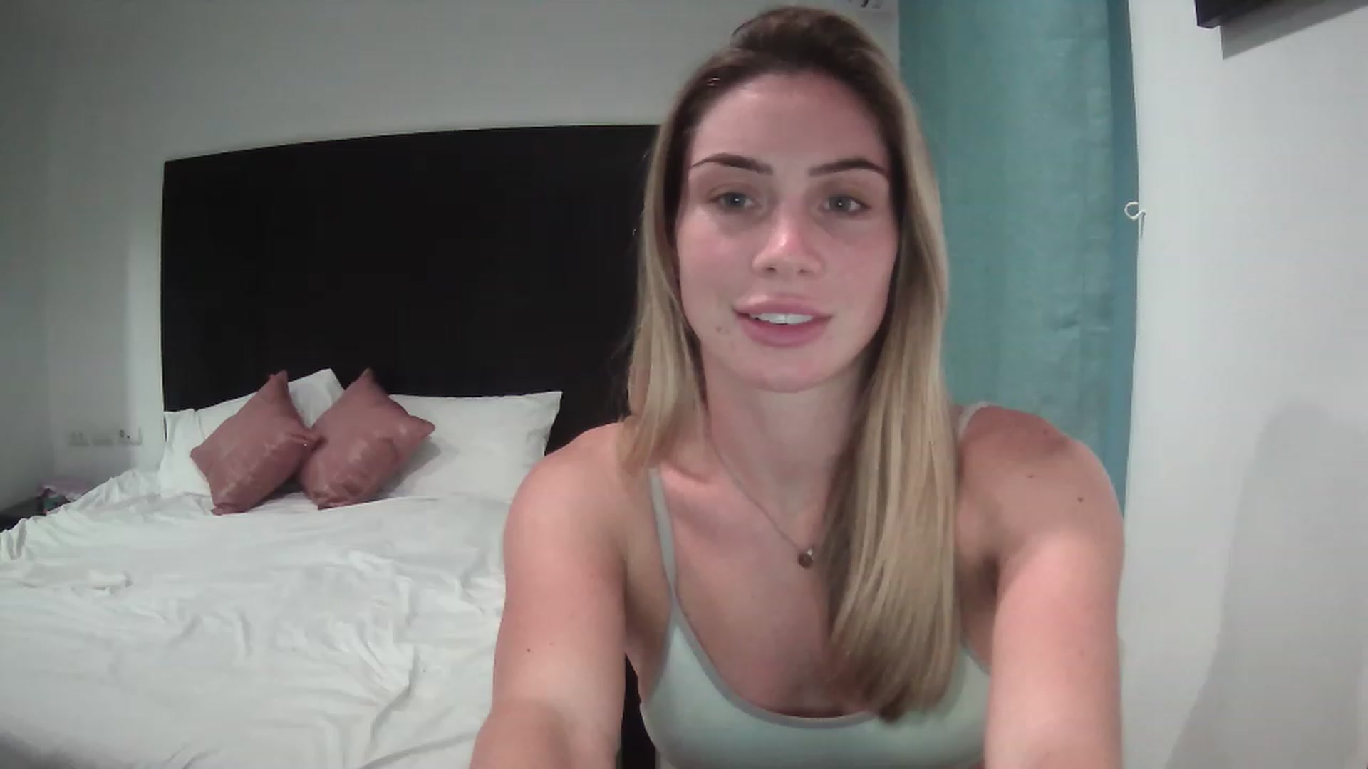 Gallery image thumbnail from Abella_'s myfreecams stream on, 12/18/2022, 09:13 image 10 of 20